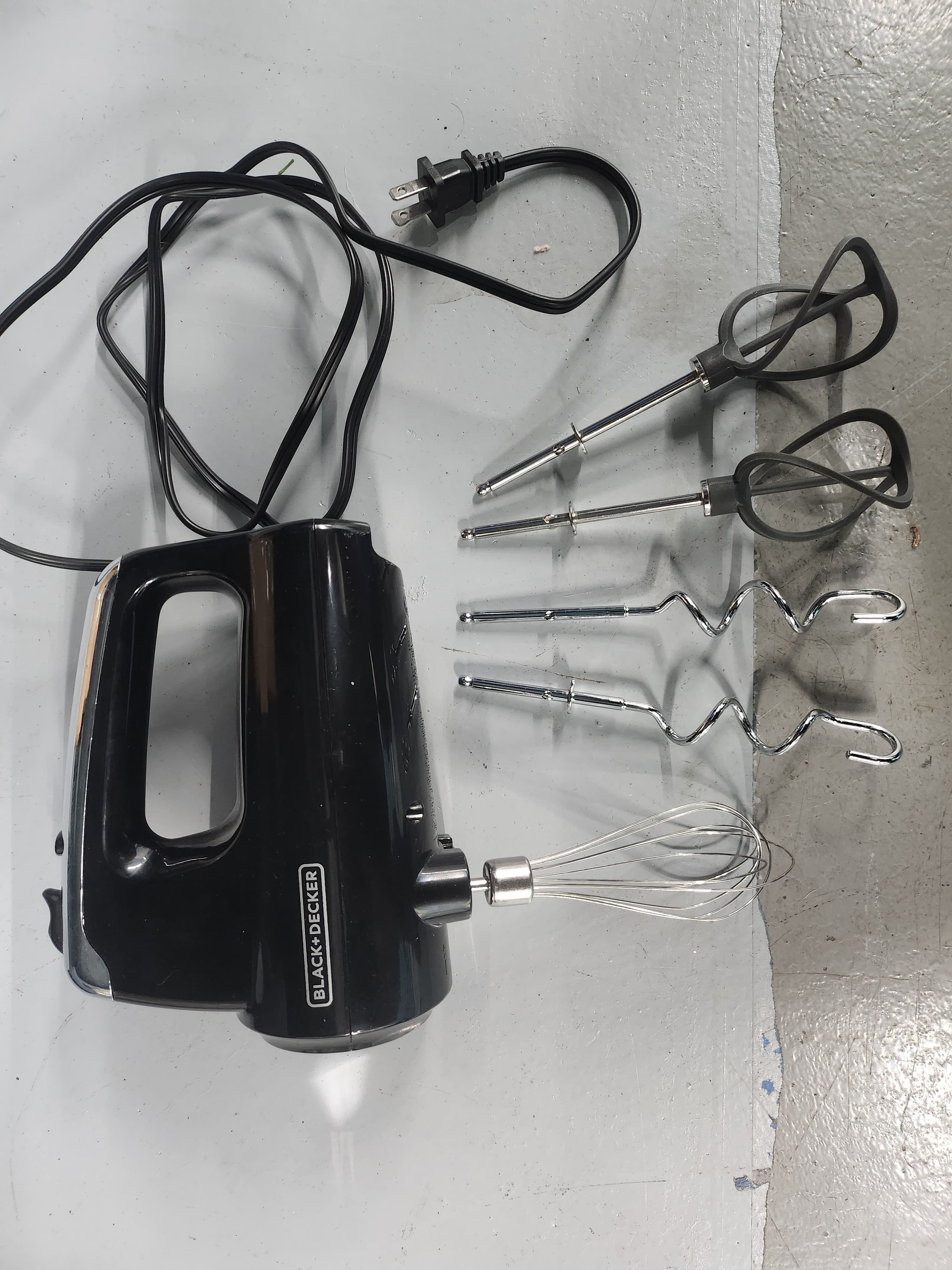 Black+Decker Hand Mixer with Attachments - Thumbnail 2