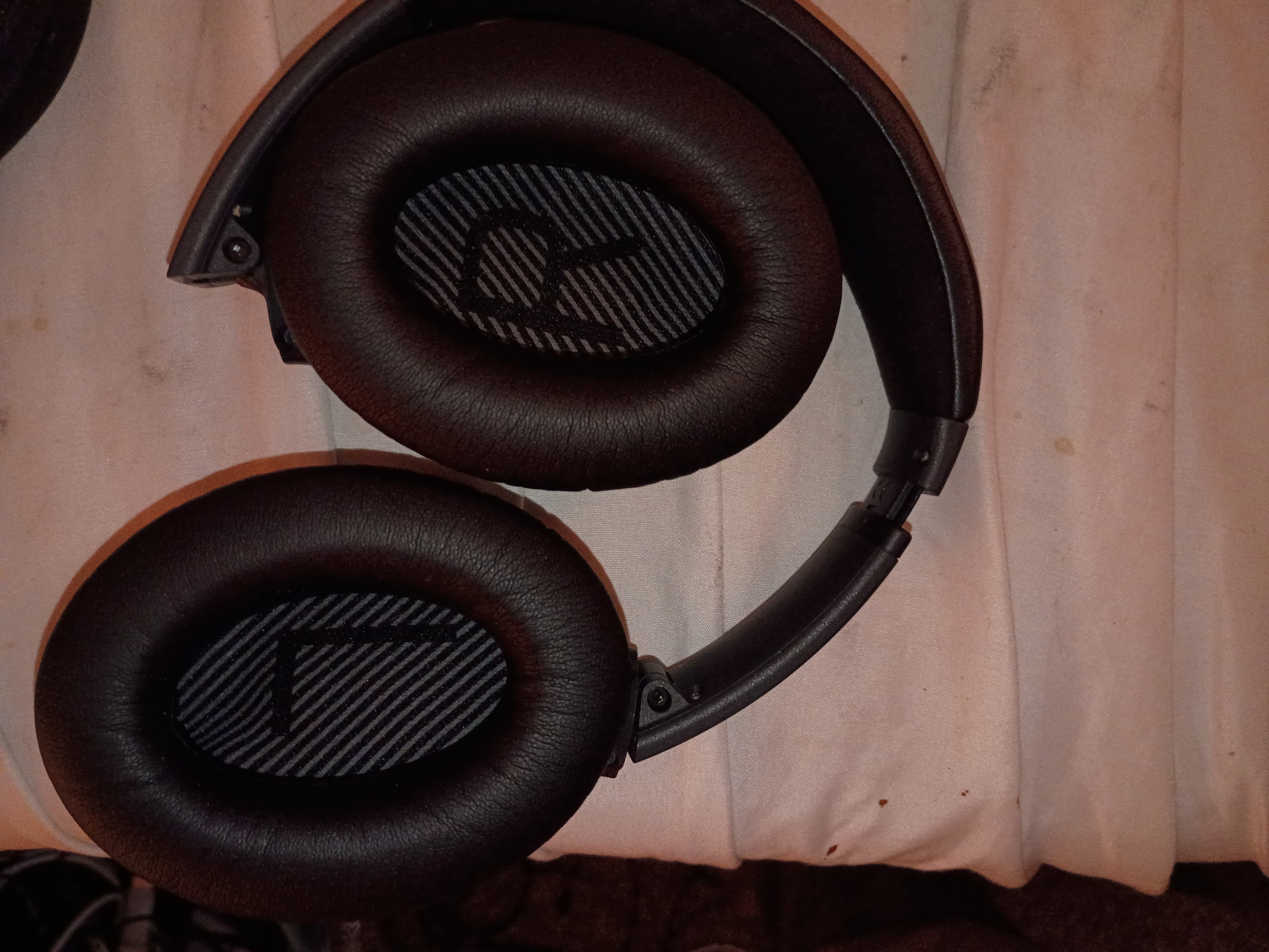 Bose Quiet Comfort 35 Headphones - Thumbnail 3