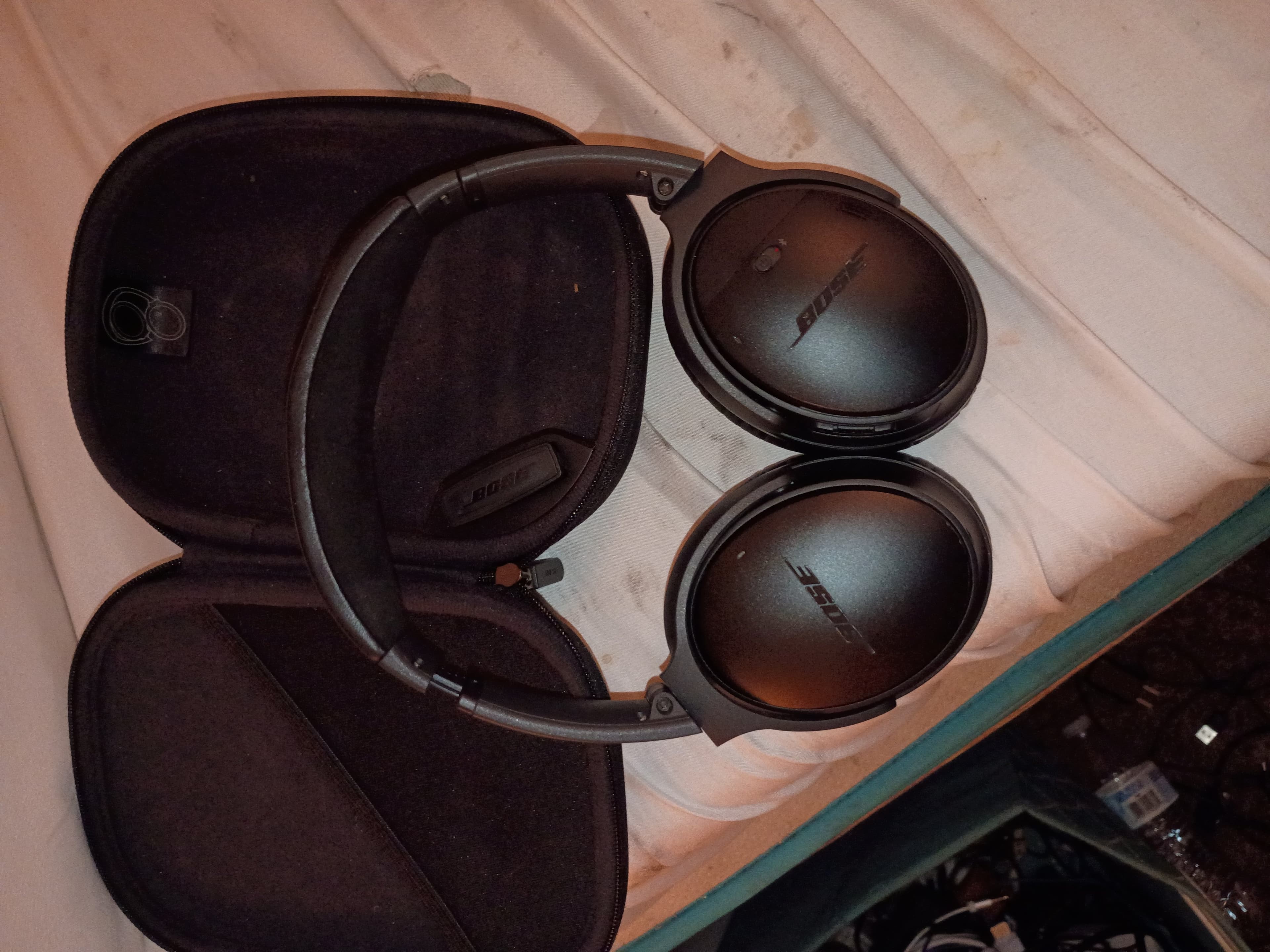Bose Quiet Comfort 35 Headphones - Thumbnail 2
