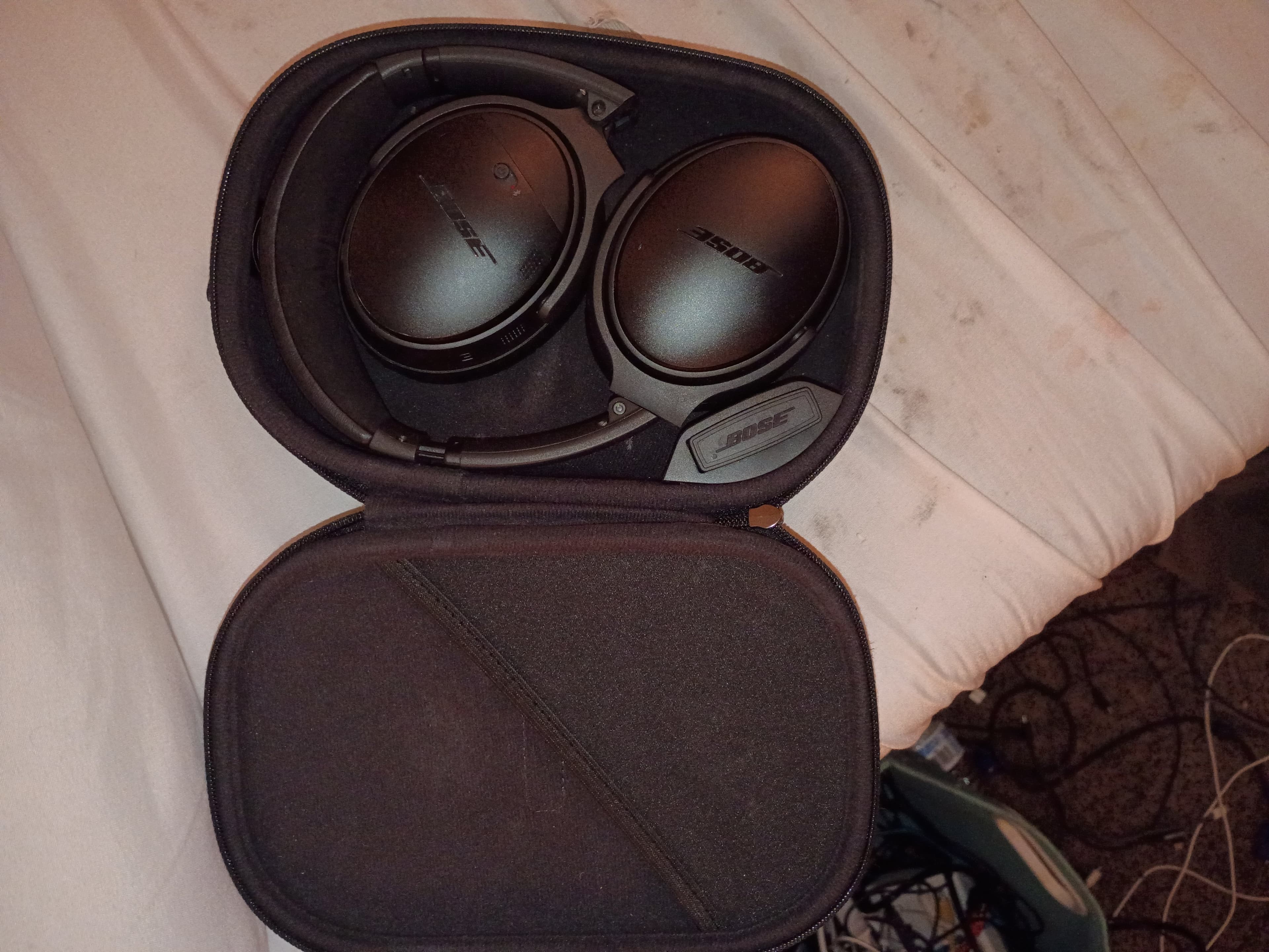 Bose Quiet Comfort 35 Headphones - Thumbnail 4