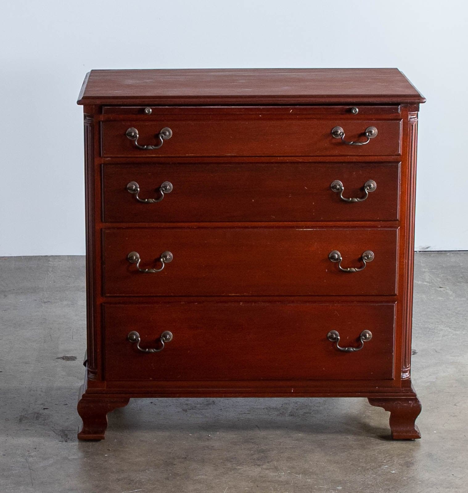 Solid Wood Dresser with Pullout Tray and 4 Drawers - Thumbnail 3