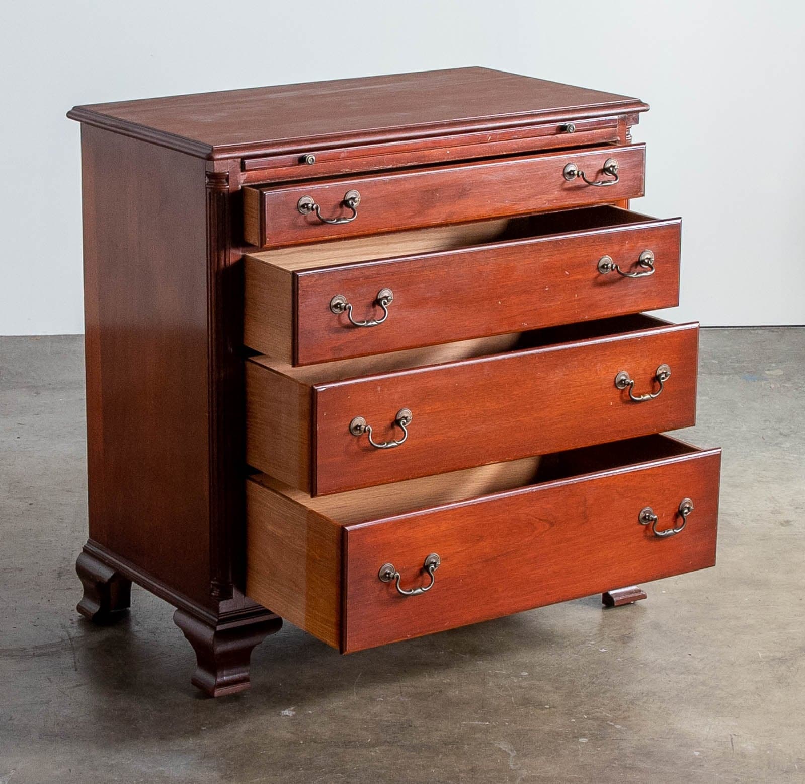 Solid Wood Dresser with Pullout Tray and 4 Drawers - Thumbnail 4