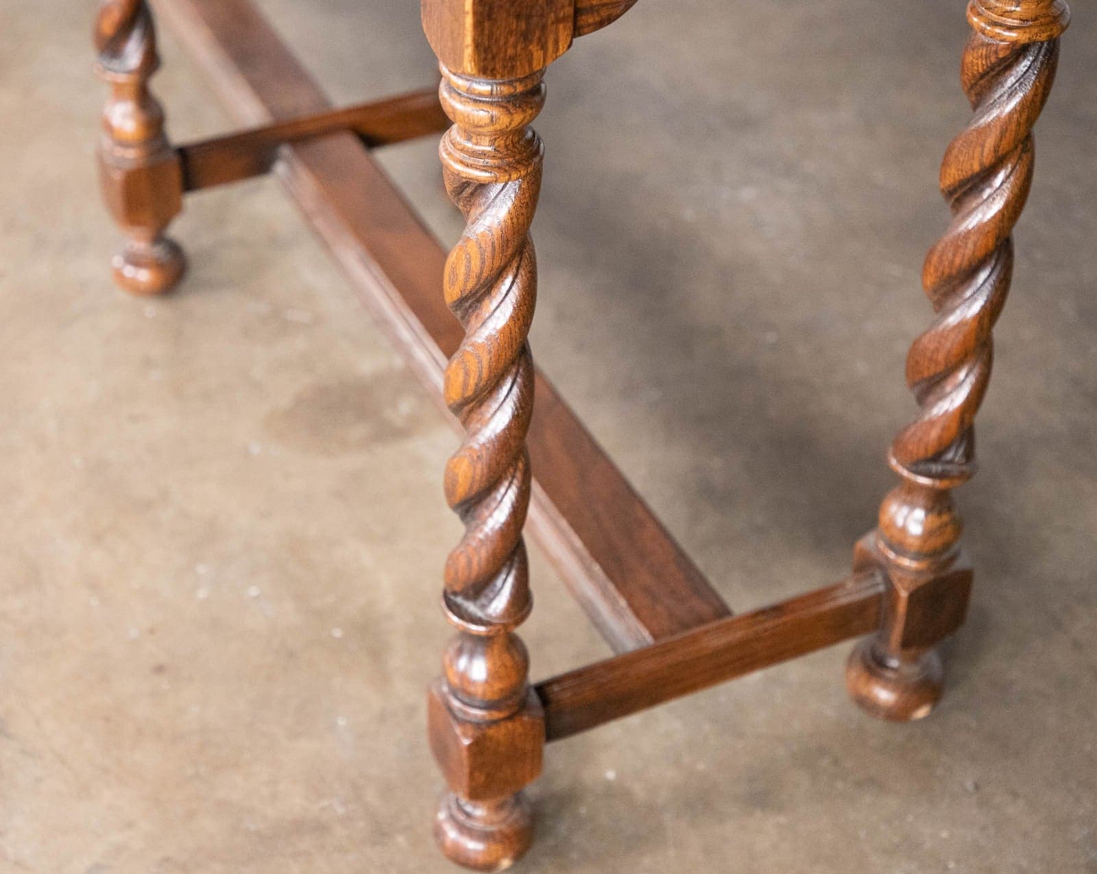 Vintage Console Table with Scalloped Trim and Barley Twist Legs - Thumbnail 4