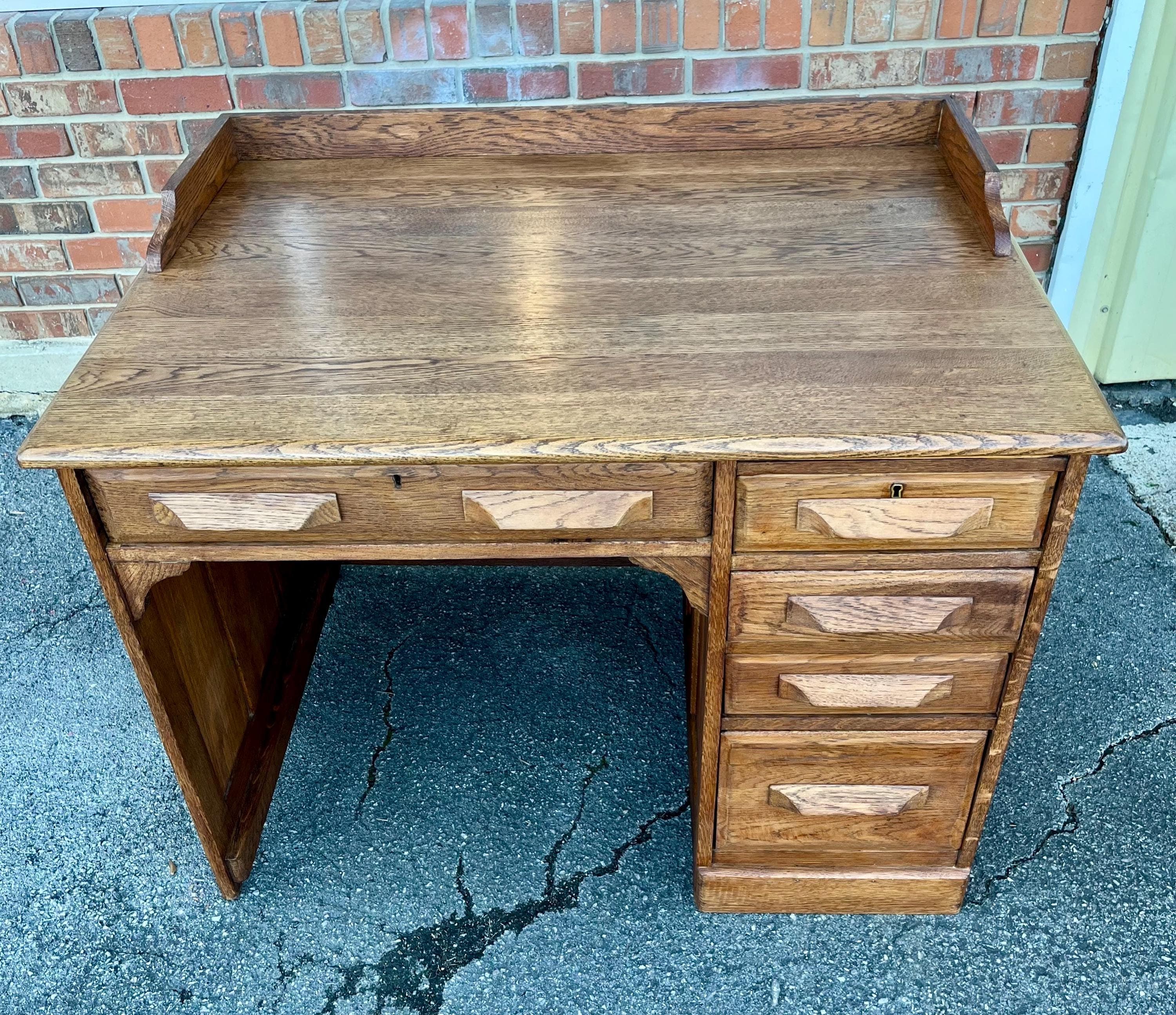 Early 20th Century Oak Desk - Thumbnail 5