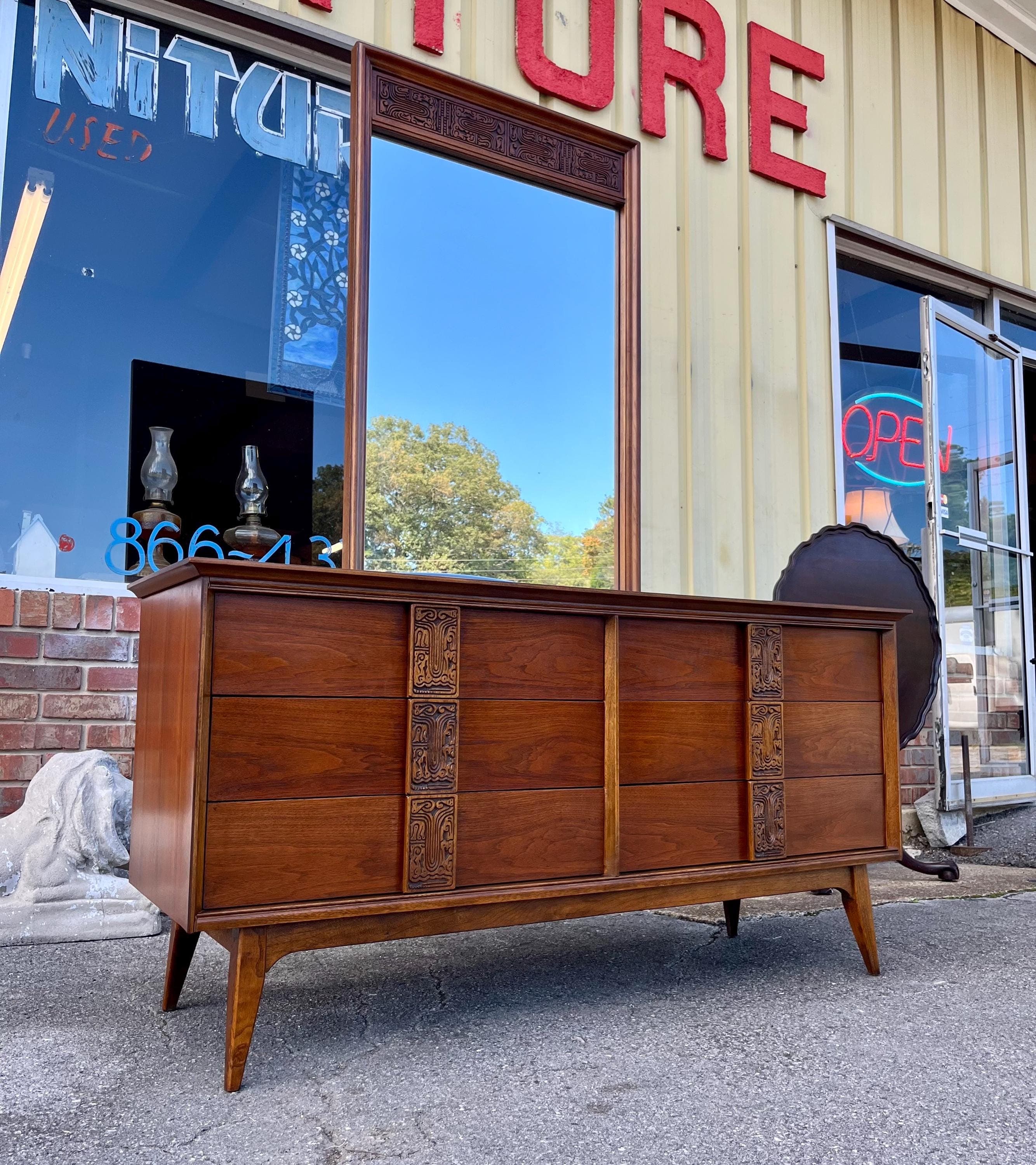 Bassett Mayan Dresser With Mirror - Thumbnail 6