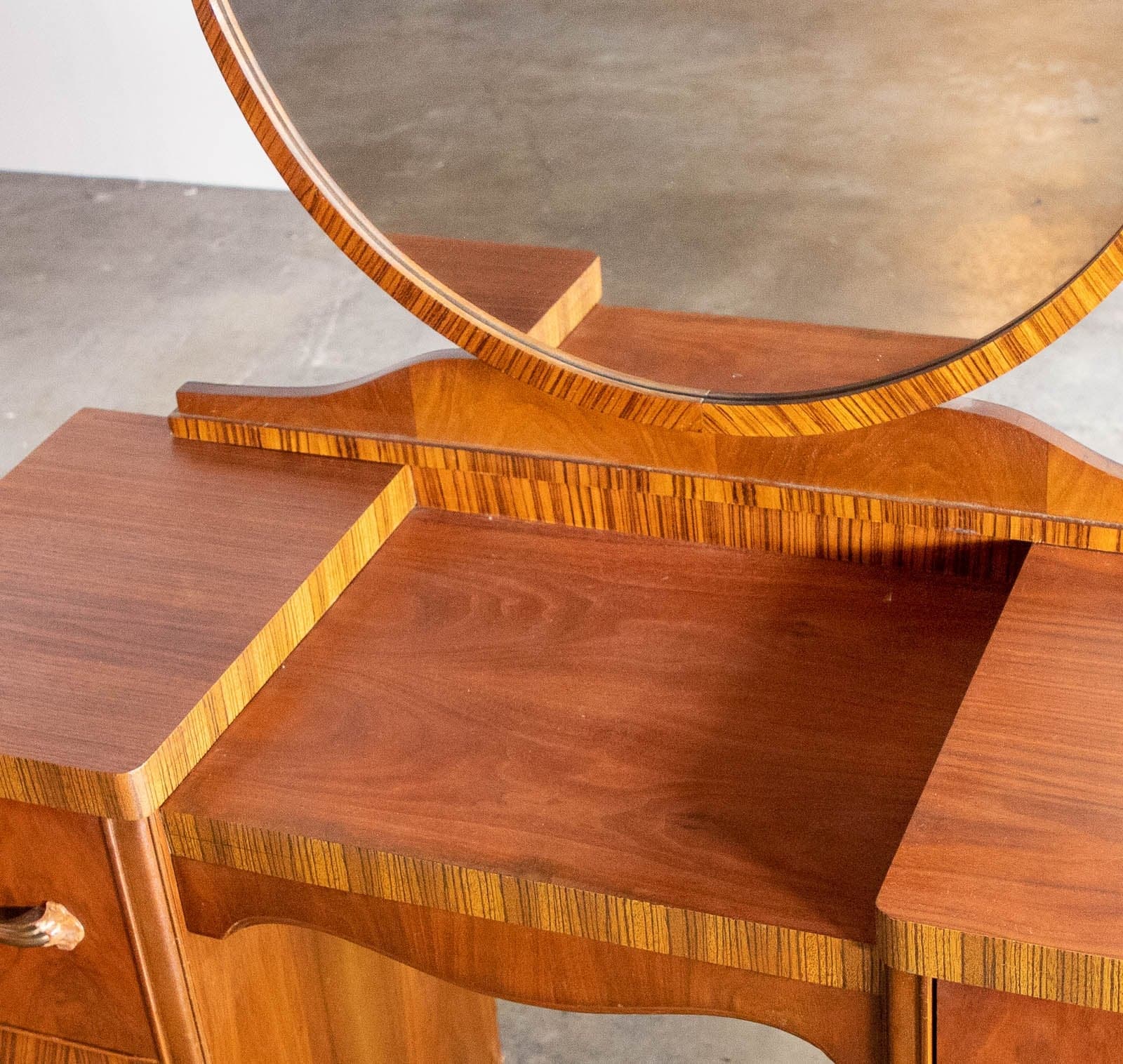 Vintage Vanity with Mirror and 4 Drawers - Thumbnail 3