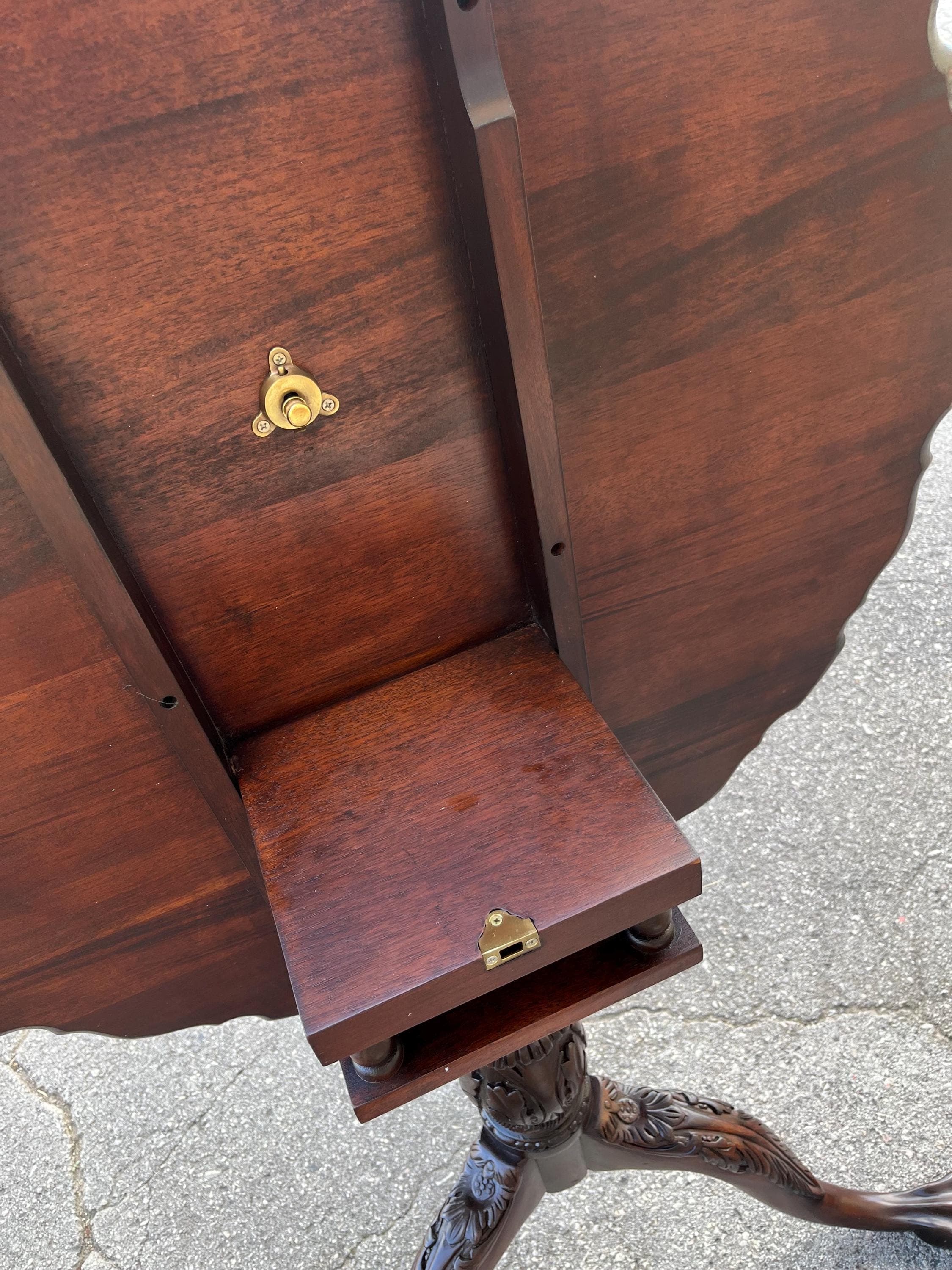 Wellington Hall Tilt Top Pie Crust Table - Thumbnail 3