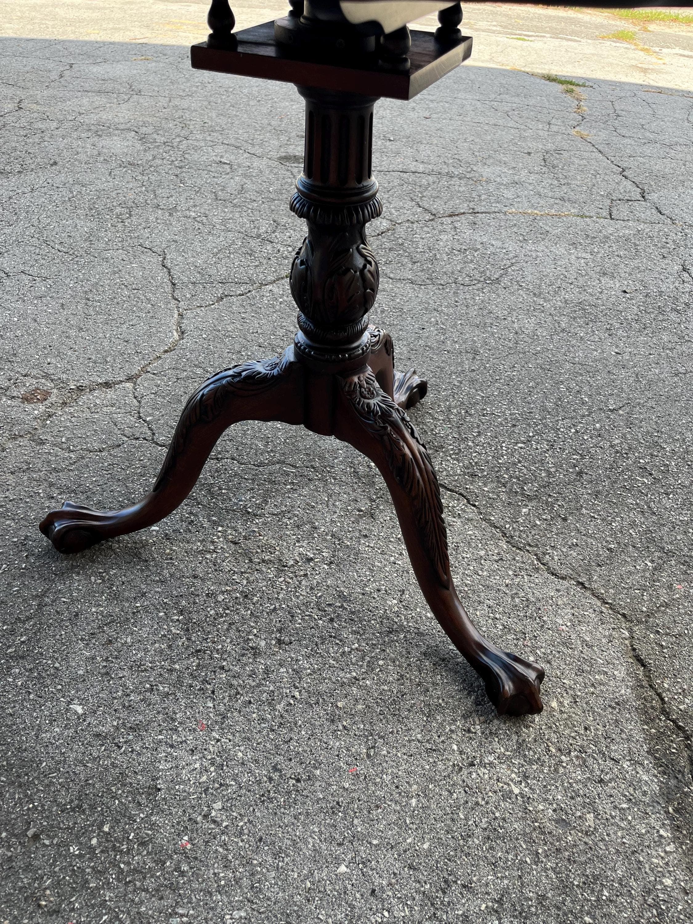 Wellington Hall Tilt Top Pie Crust Table - Thumbnail 10