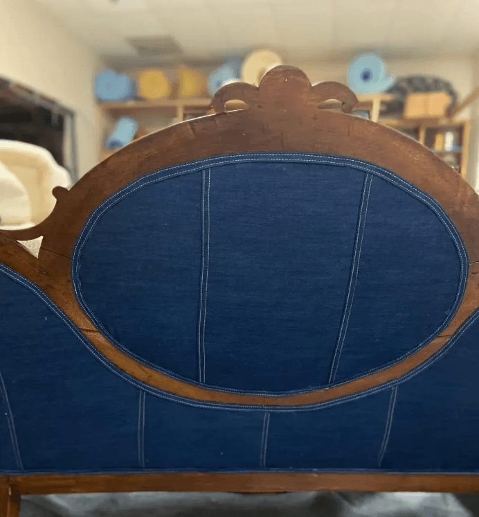 Mid 19th Century Walnut Sofa - Thumbnail 6