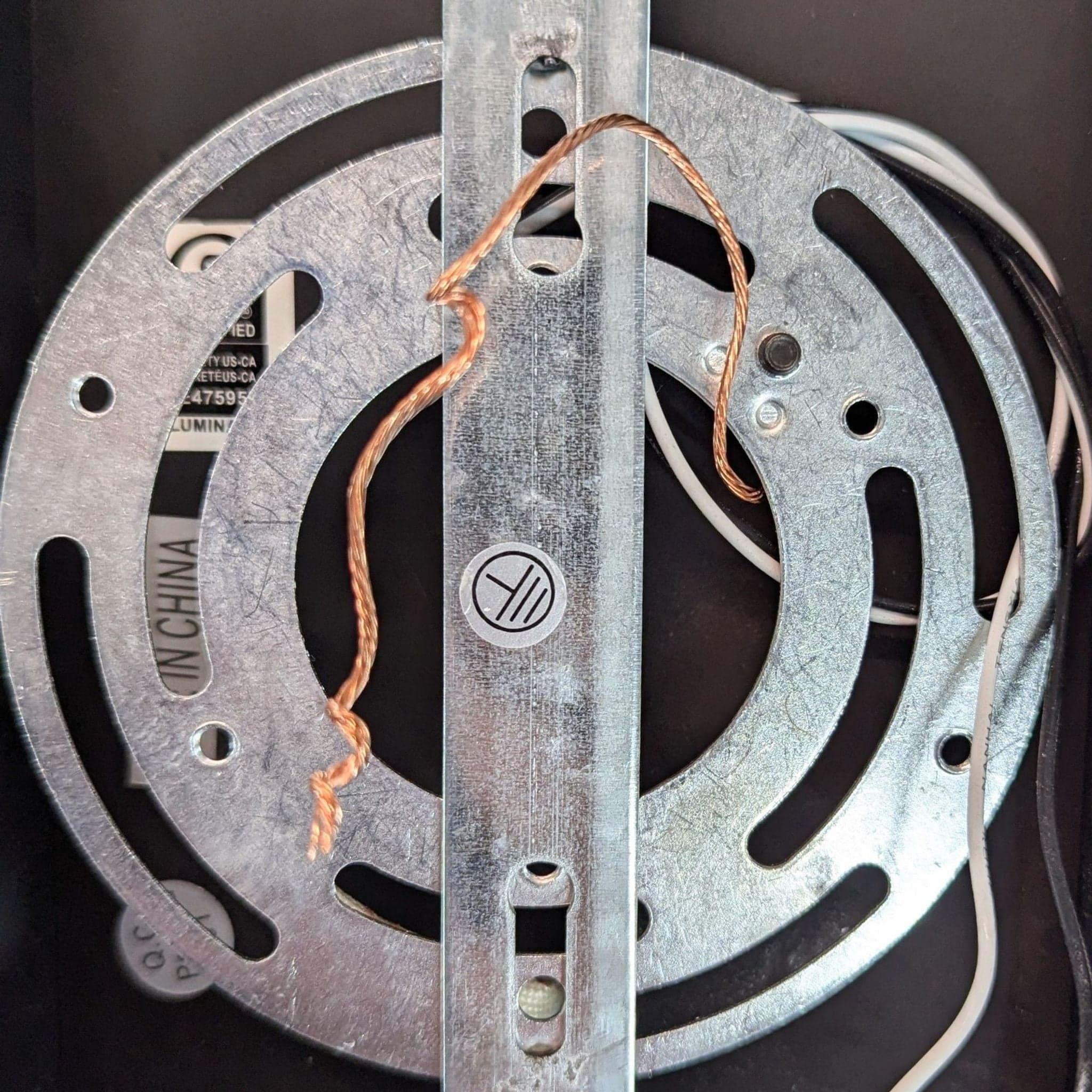 Sleek Modern Wall Sconce with Clear Glass Cylindrical Shade - Thumbnail 5