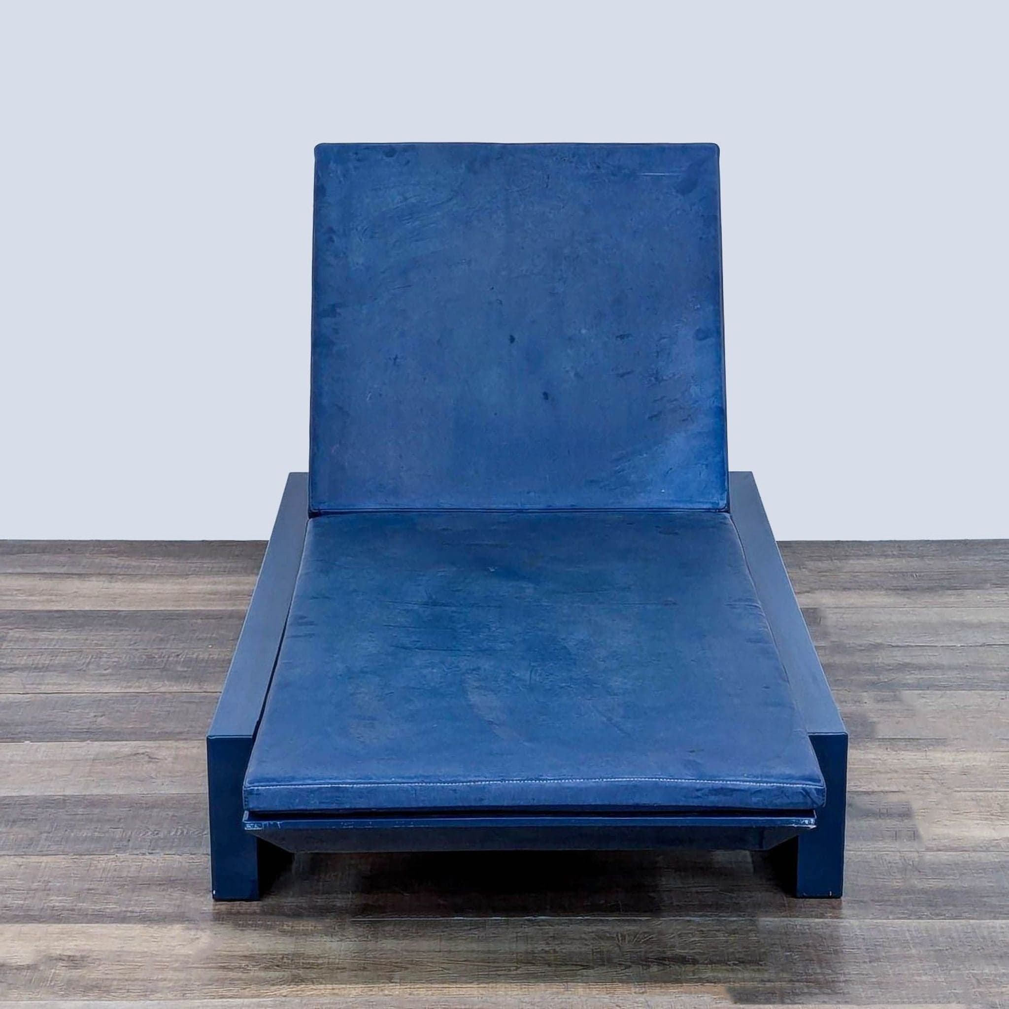 Condominium Frame Modern Outdoor Sun Lounge - Image 1