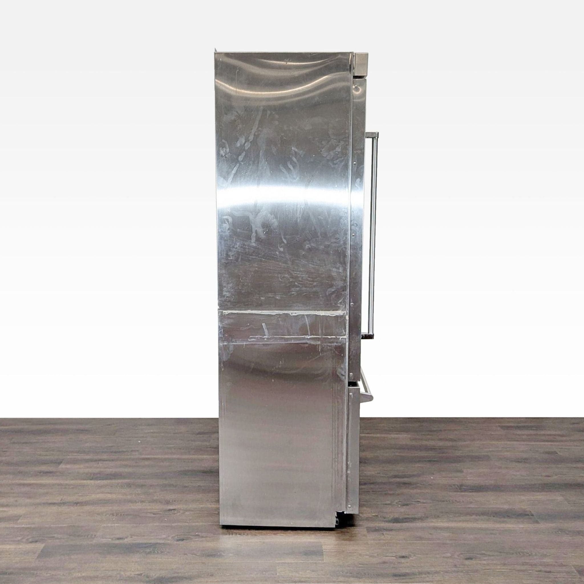 Viking Professional Stainless Steel Refrigerator with Bottom Freezer - Thumbnail 4
