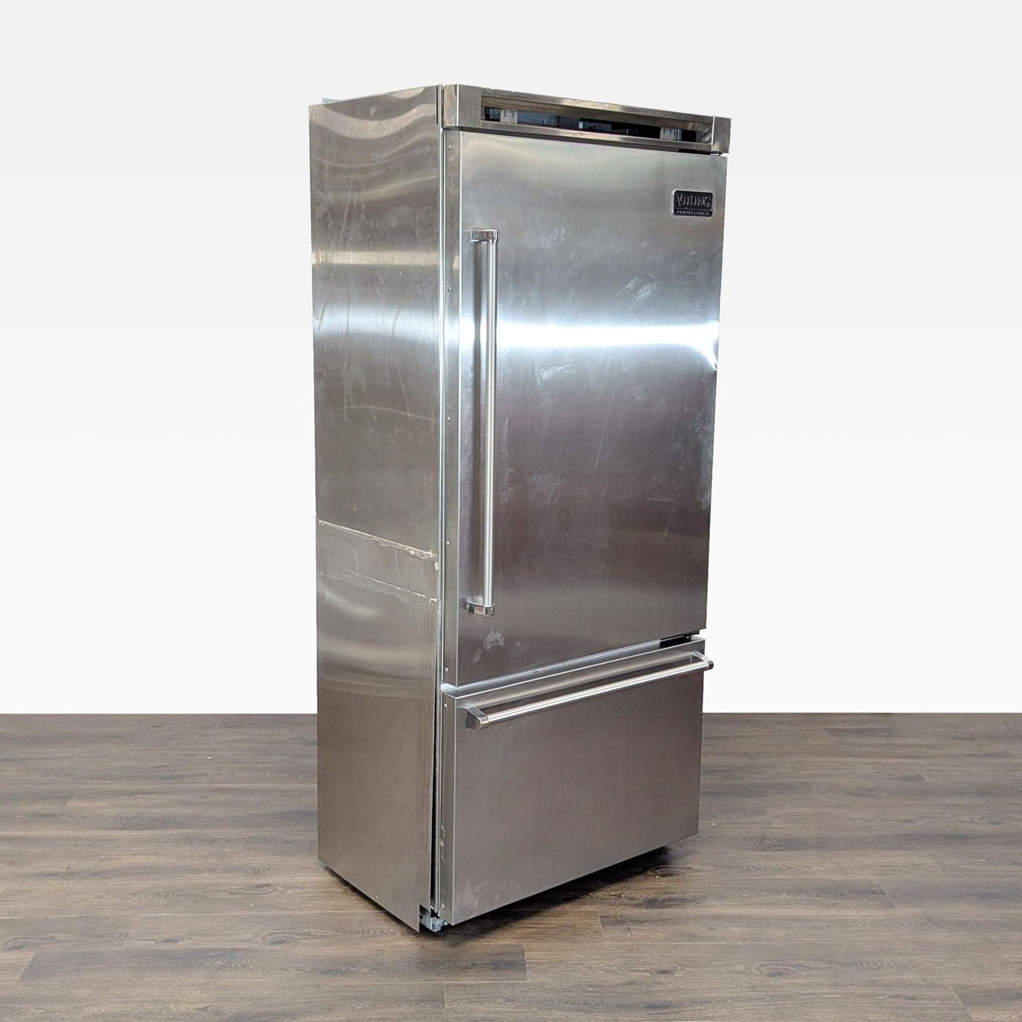 Viking Professional Stainless Steel Refrigerator with Bottom Freezer - Thumbnail 3