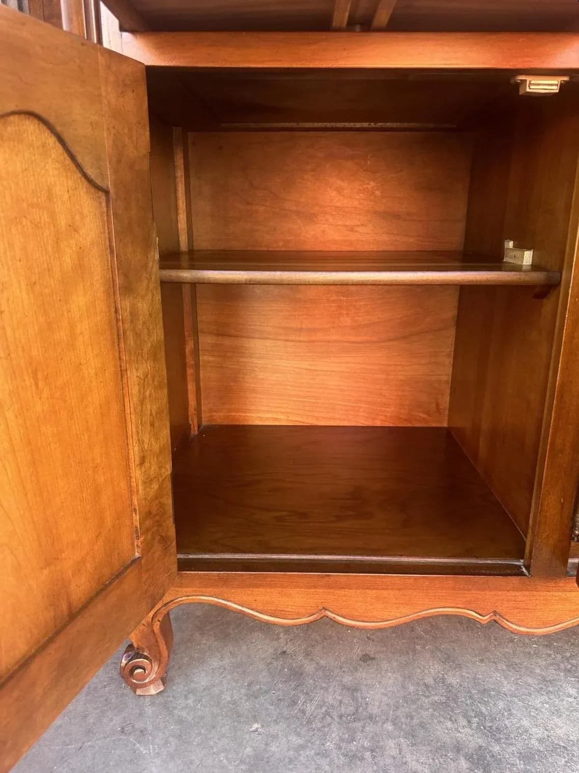 Kindel Grand Rapids Large Belvedere Solid Cherry Wood Louis XV French Provincial Style China Cabinet - Vintage 1950s - Thumbnail 7