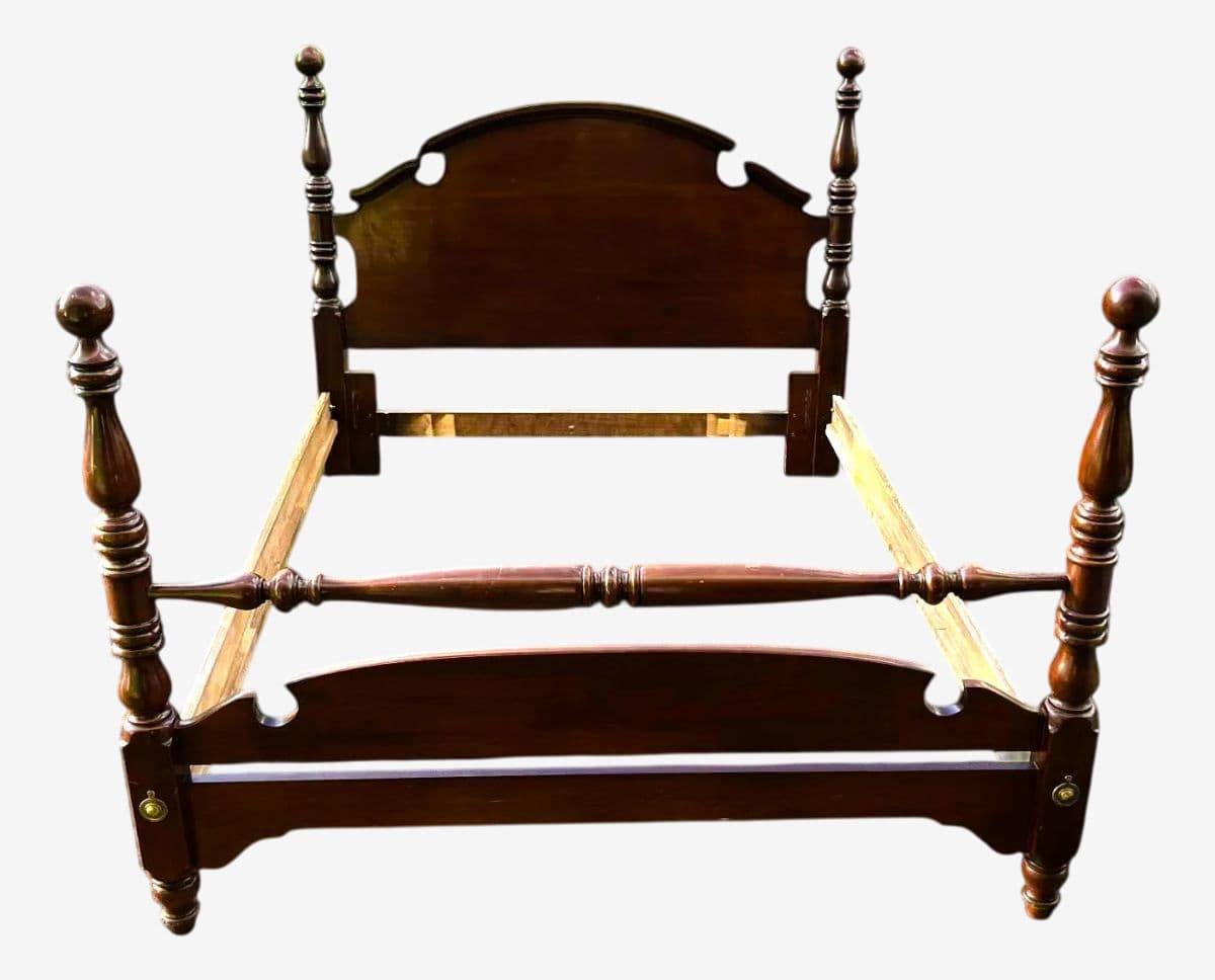 Thomasville Cherry Wood Chippendale Style Queen Size Bed - Vintage Late 20th Century - Image 1