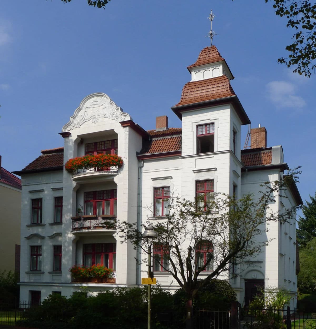 Renaissance Revival German Carved Oak Accent Table From Lichterfelde in Fin De Siècle Berlin - Thumbnail 6