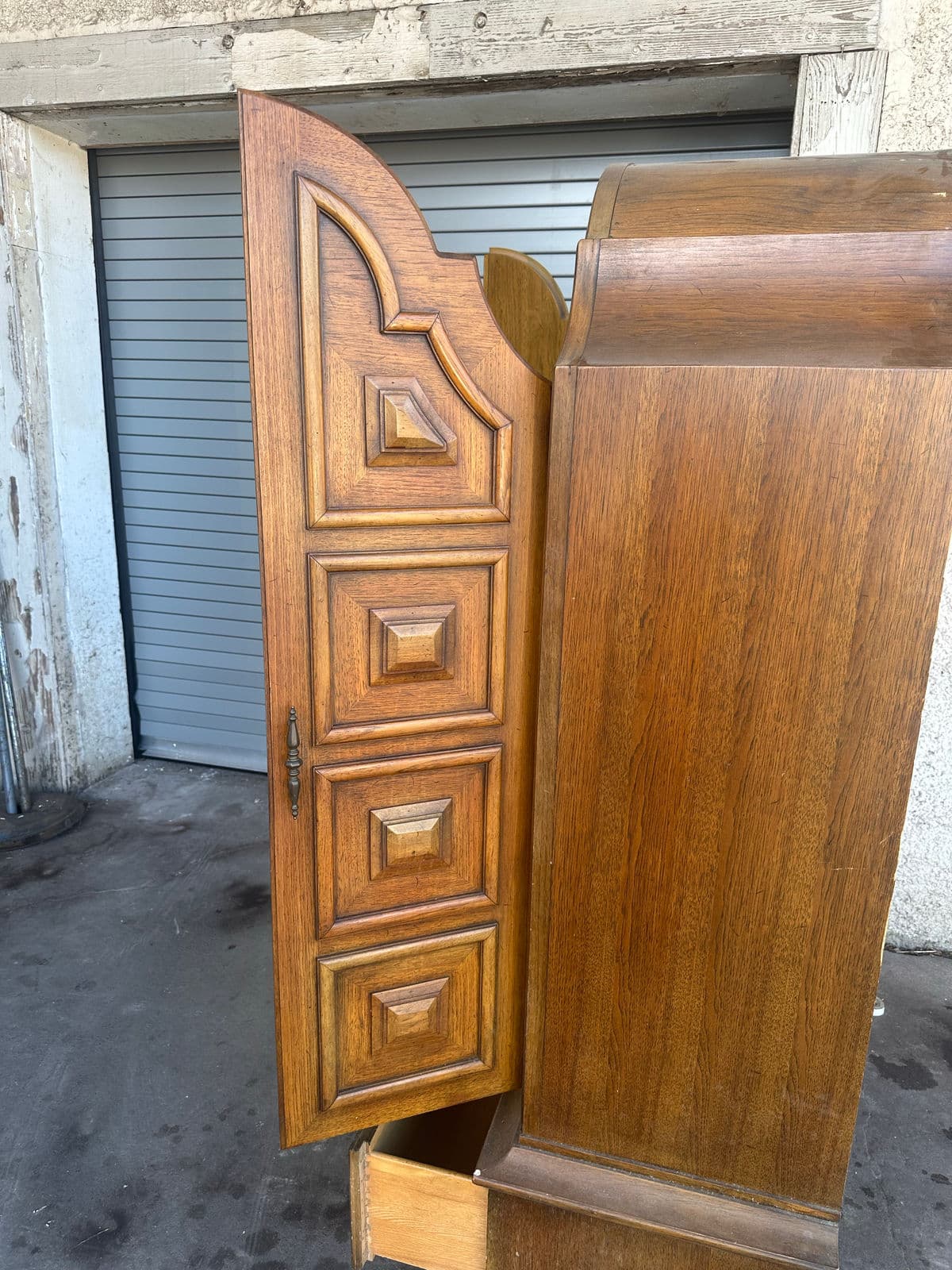 Thomasville Spanish Colonial Hollywood Regency Style Mid Century Oak Armoire - Vintage 1960s - Thumbnail 11