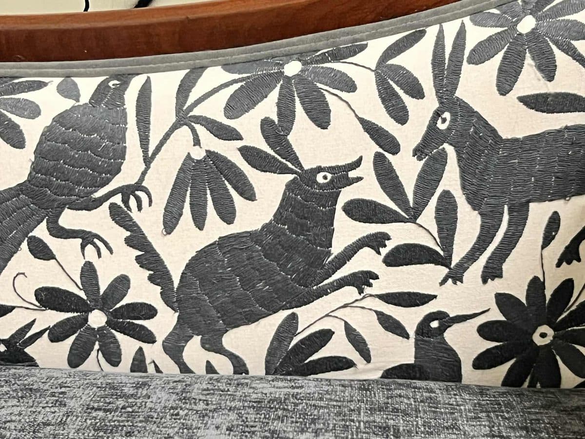 ‘Empress Carlota’ Mahogany Empire Chaise - Circa 1860s - Reupholstered With New Otomi Hand Embroidery and Leather - Thumbnail 9