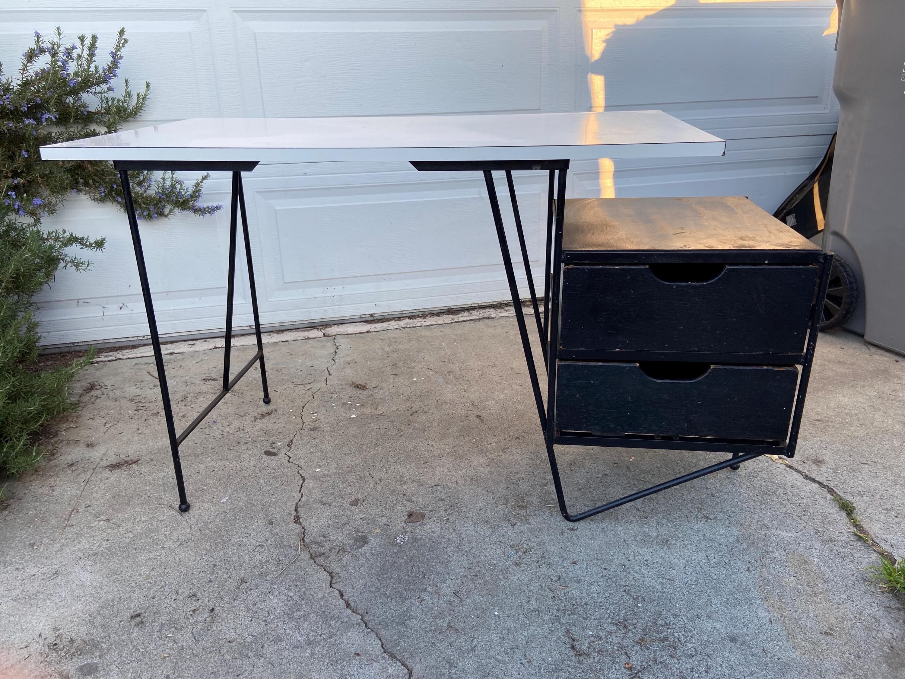 1950’s Floating Desk By D.R Bates & Jackson Gregory Jr. For Vista Of California - Image 1