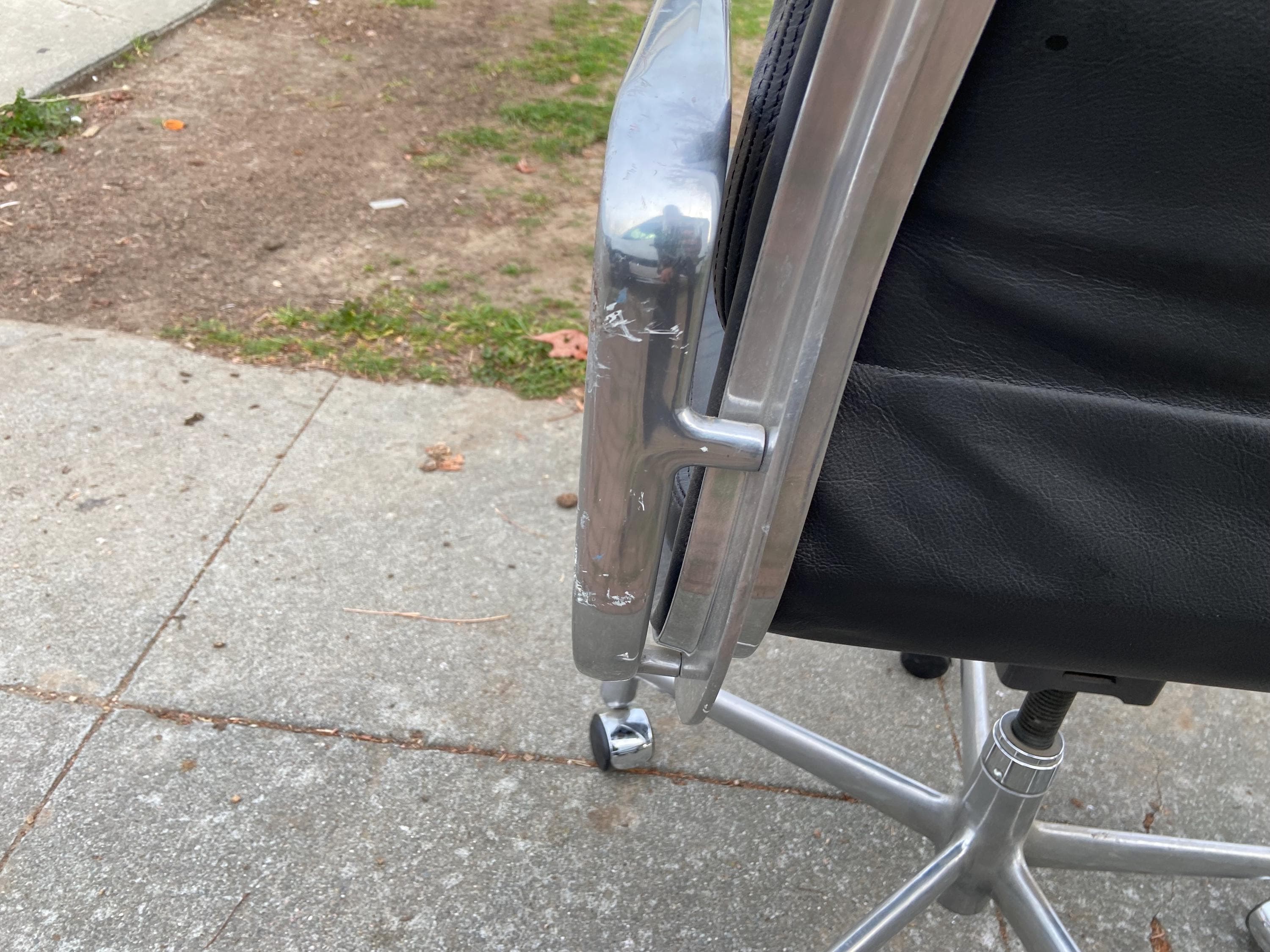 Vintage Mid Century modern Herman Miller Soft Pad Executive  Black Leather Desk Chair - Thumbnail 3