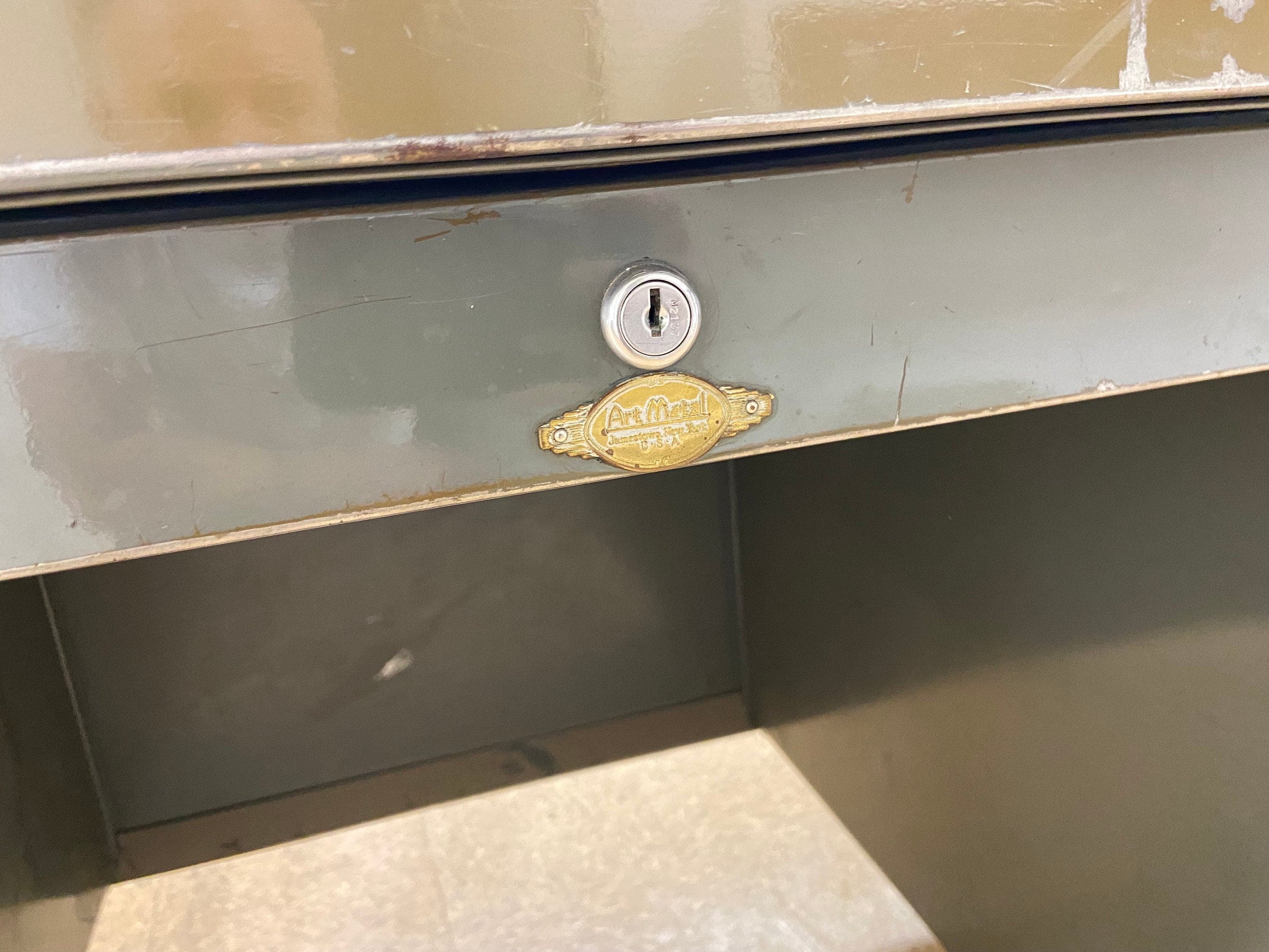 Art metal vintage metal tanker desk with typewriter - Thumbnail 2