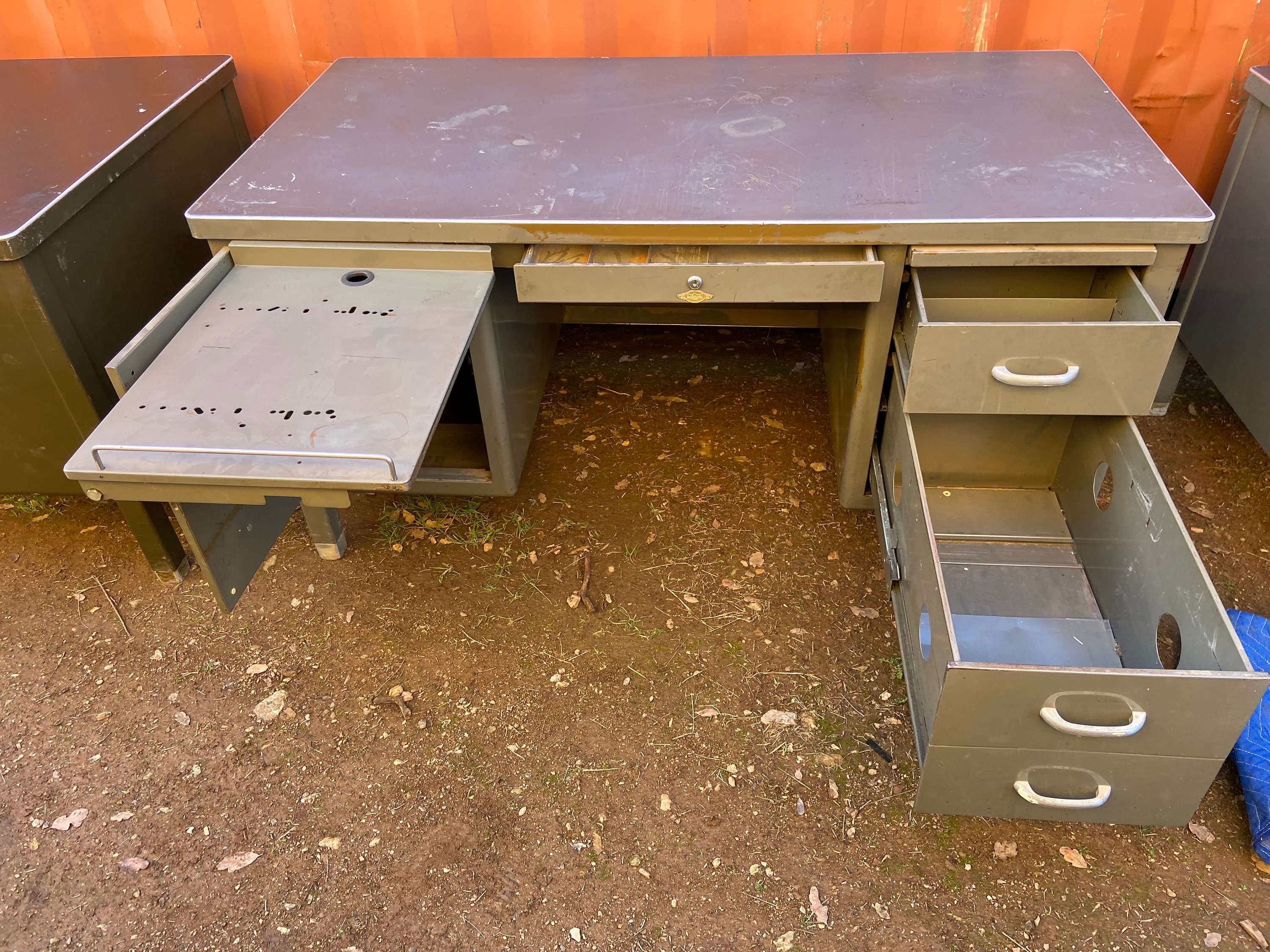 Art metal vintage metal tanker desk with typewriter - Thumbnail 9