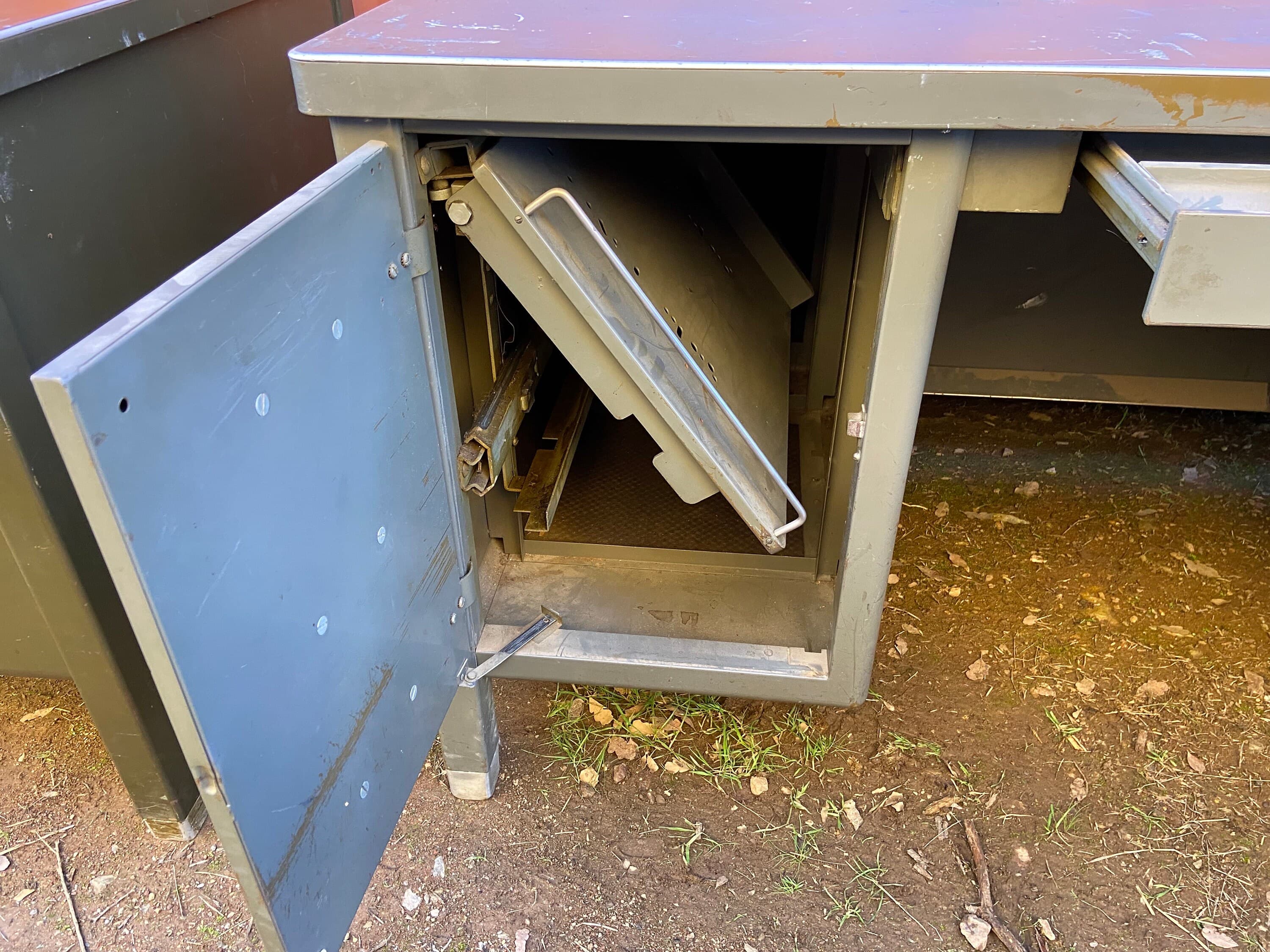 Art metal vintage metal tanker desk with typewriter - Thumbnail 7