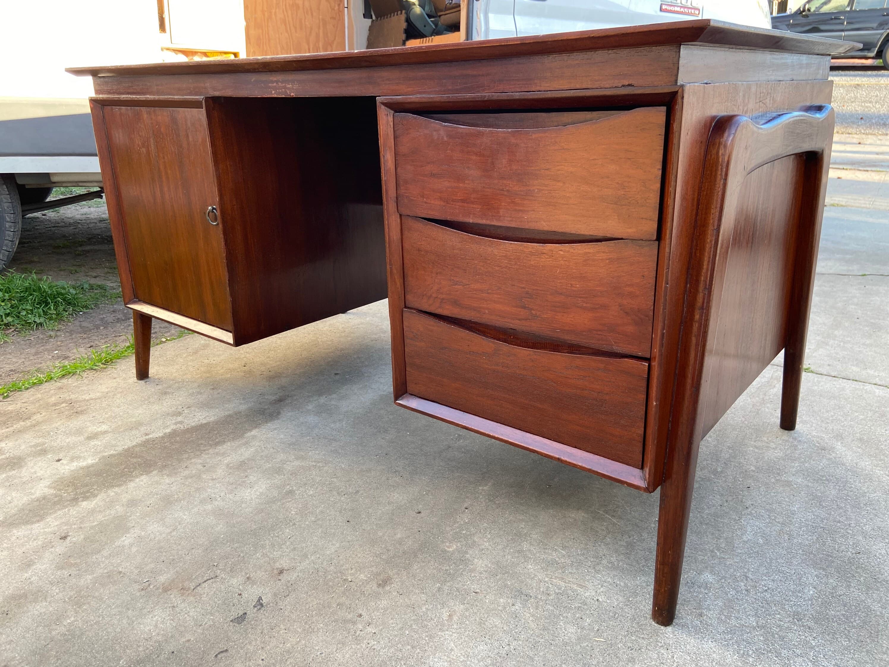 Vintage mid century modern teak danish desk in the style of svend madsen Mcm - Image 1