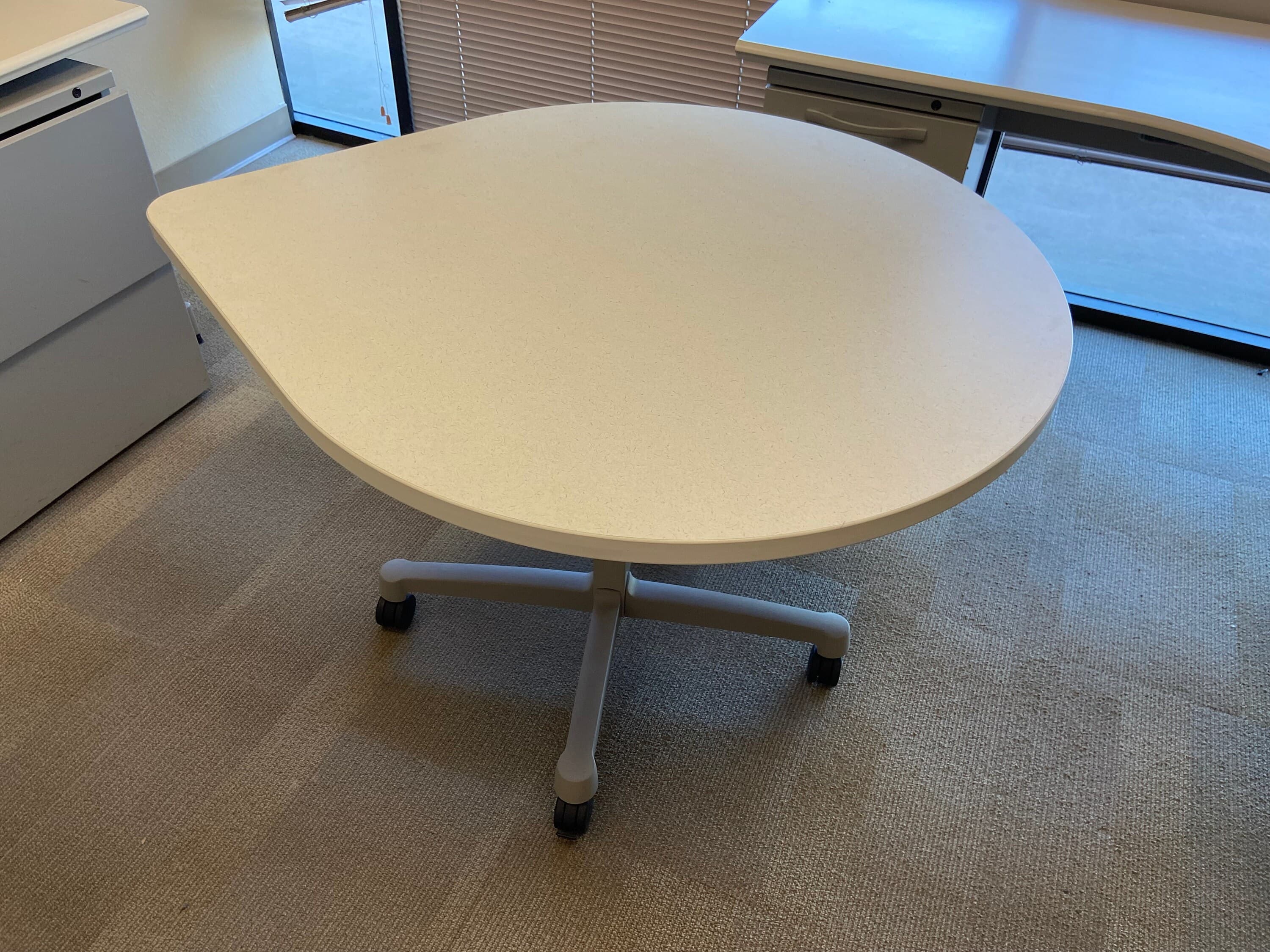 Herman miller tear shaped rolling table - Thumbnail 8