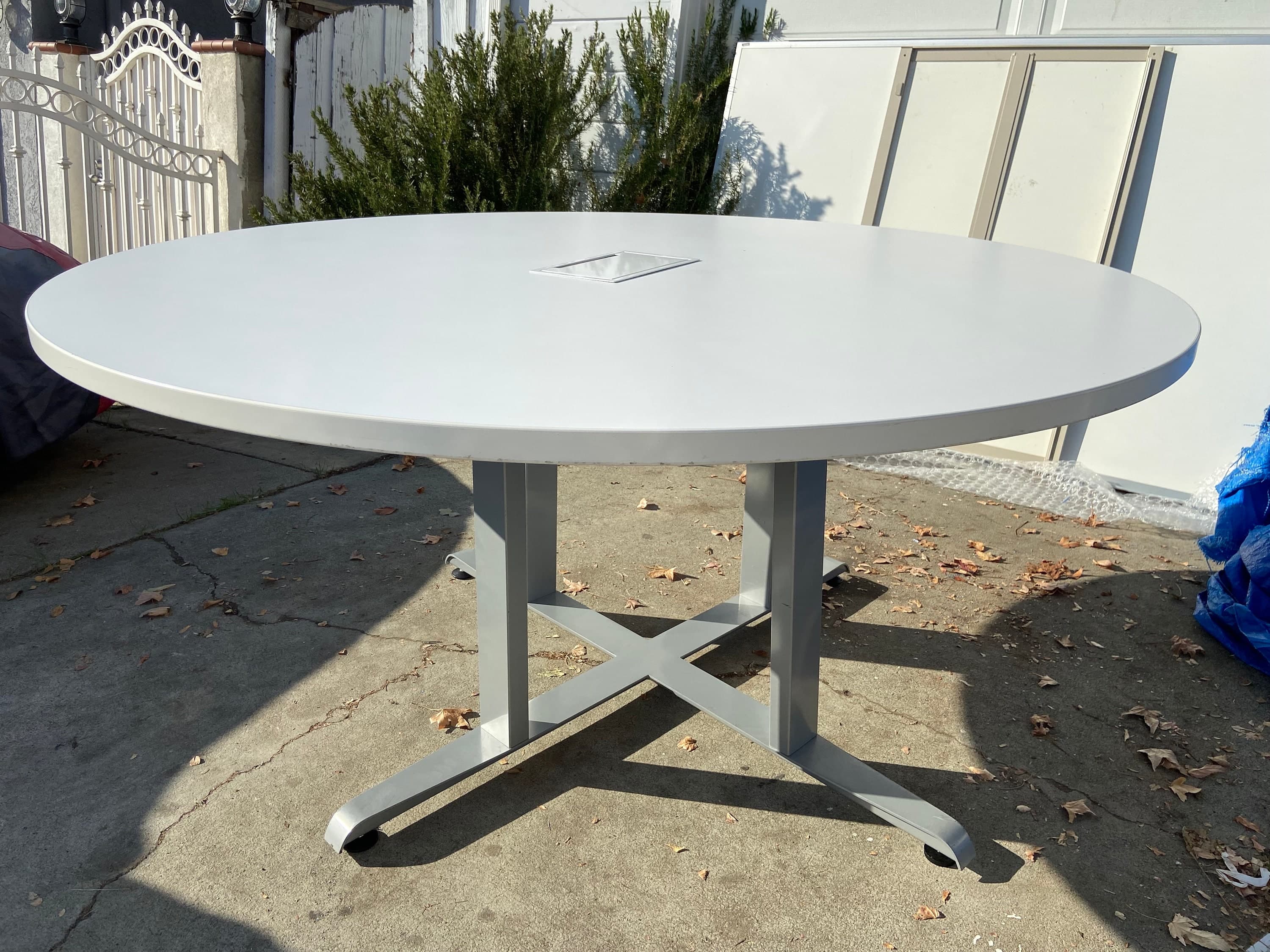 Enwork round conference table - Image 1