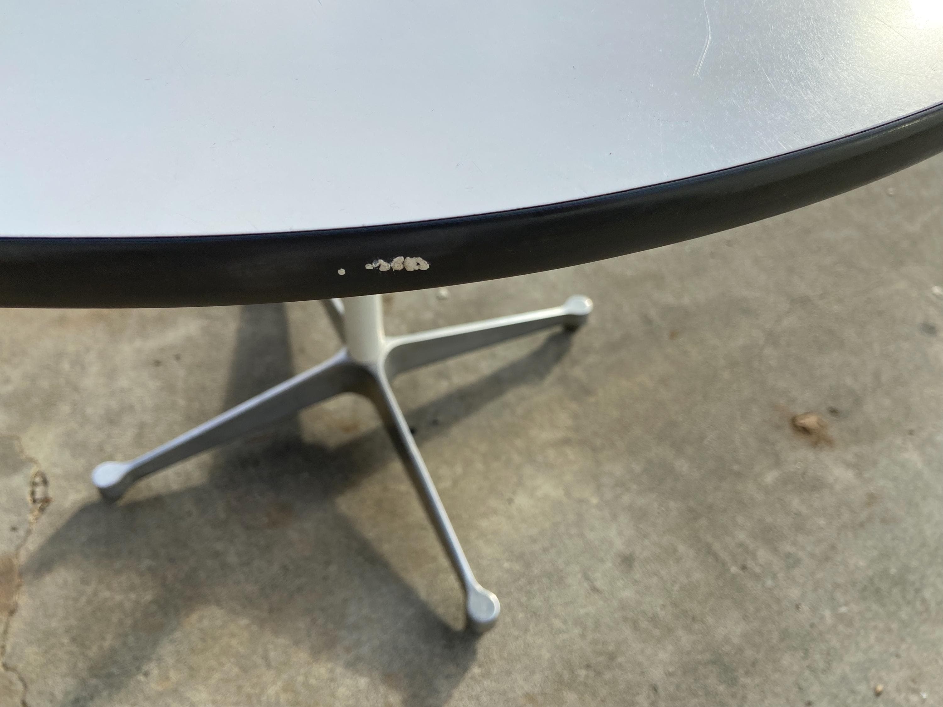 Charles and ray emaes for Herman Miller Mcm round table 36”/36”/28.5” has patina - Thumbnail 2