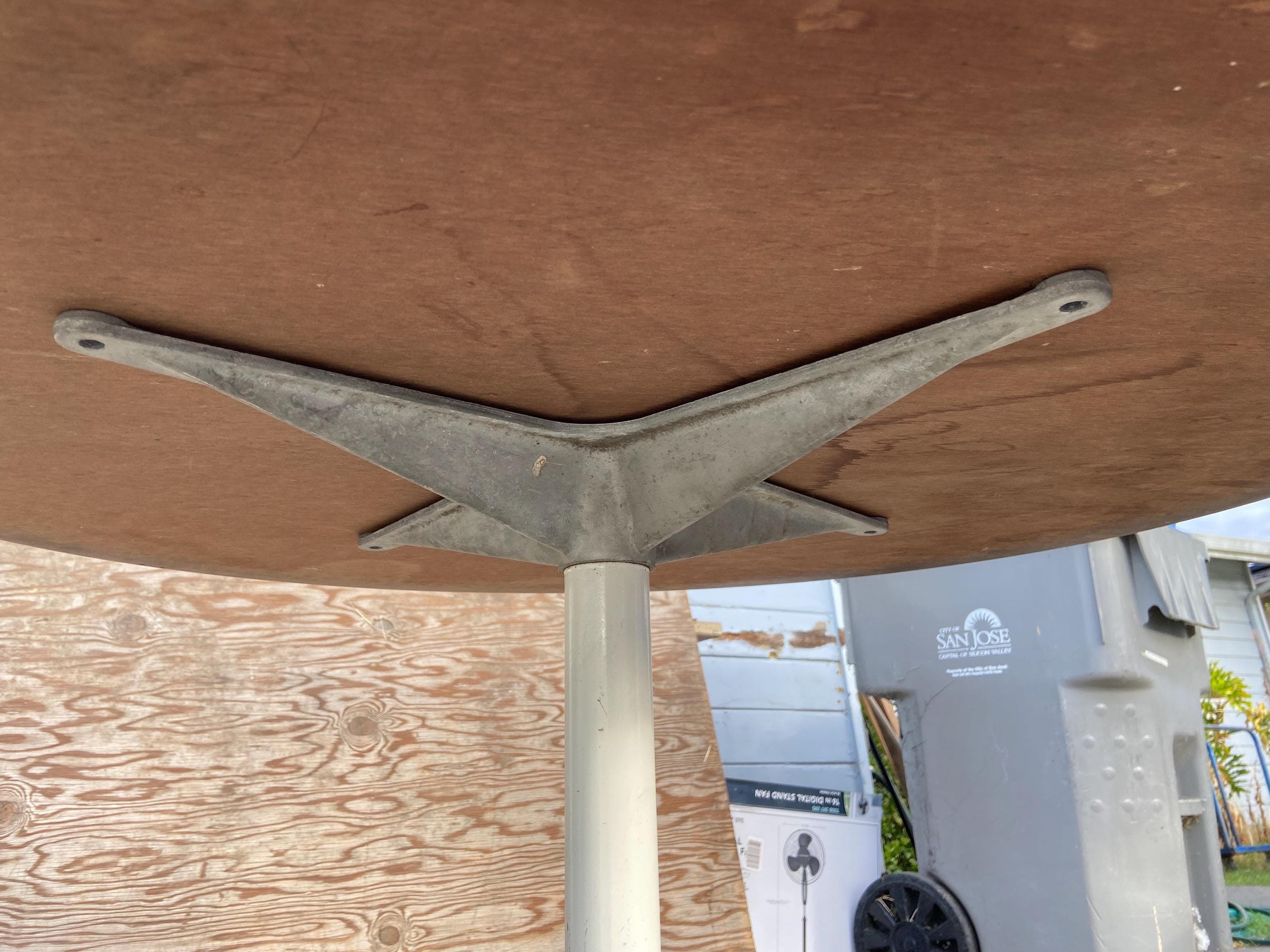 Charles and ray emaes for Herman Miller Mcm round table 36”/36”/28.5” has patina - Thumbnail 5