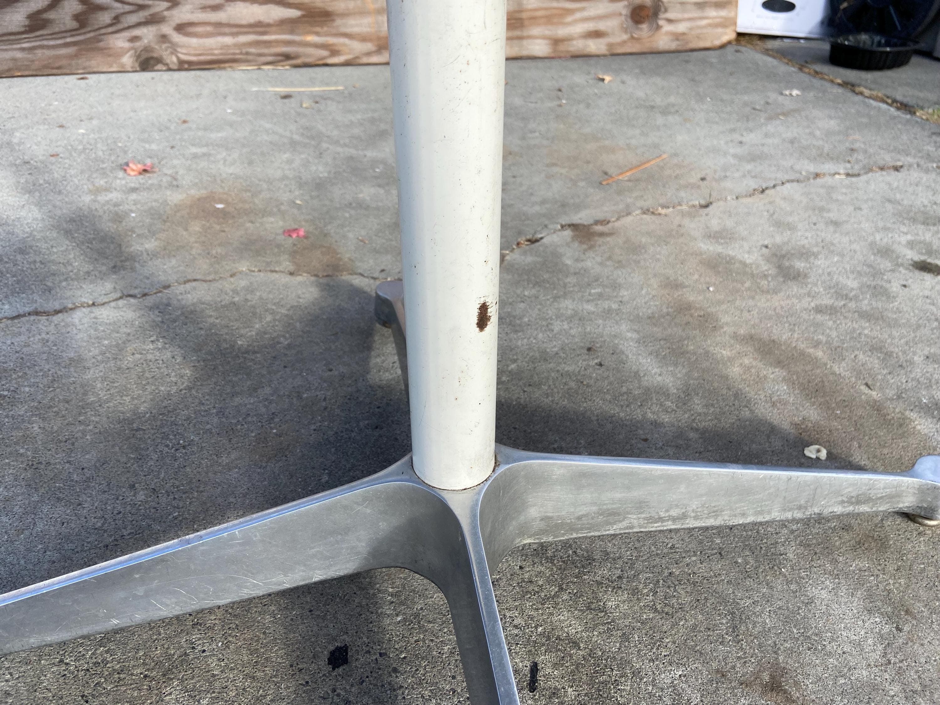 Charles and ray emaes for Herman Miller Mcm round table 36”/36”/28.5” has patina - Thumbnail 6