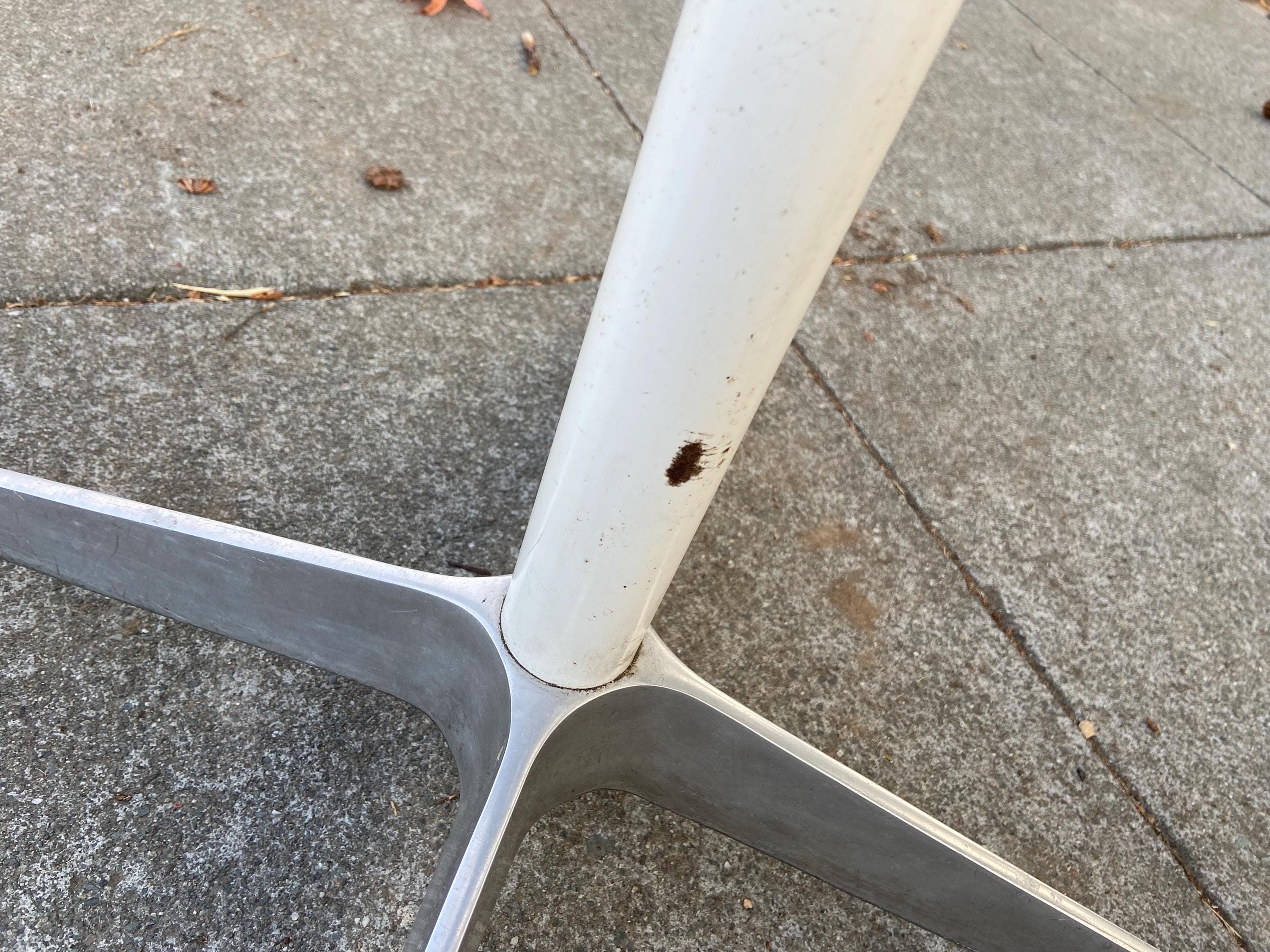 Charles and ray emaes for Herman Miller Mcm round table 36”/36”/28.5” has patina - Thumbnail 10