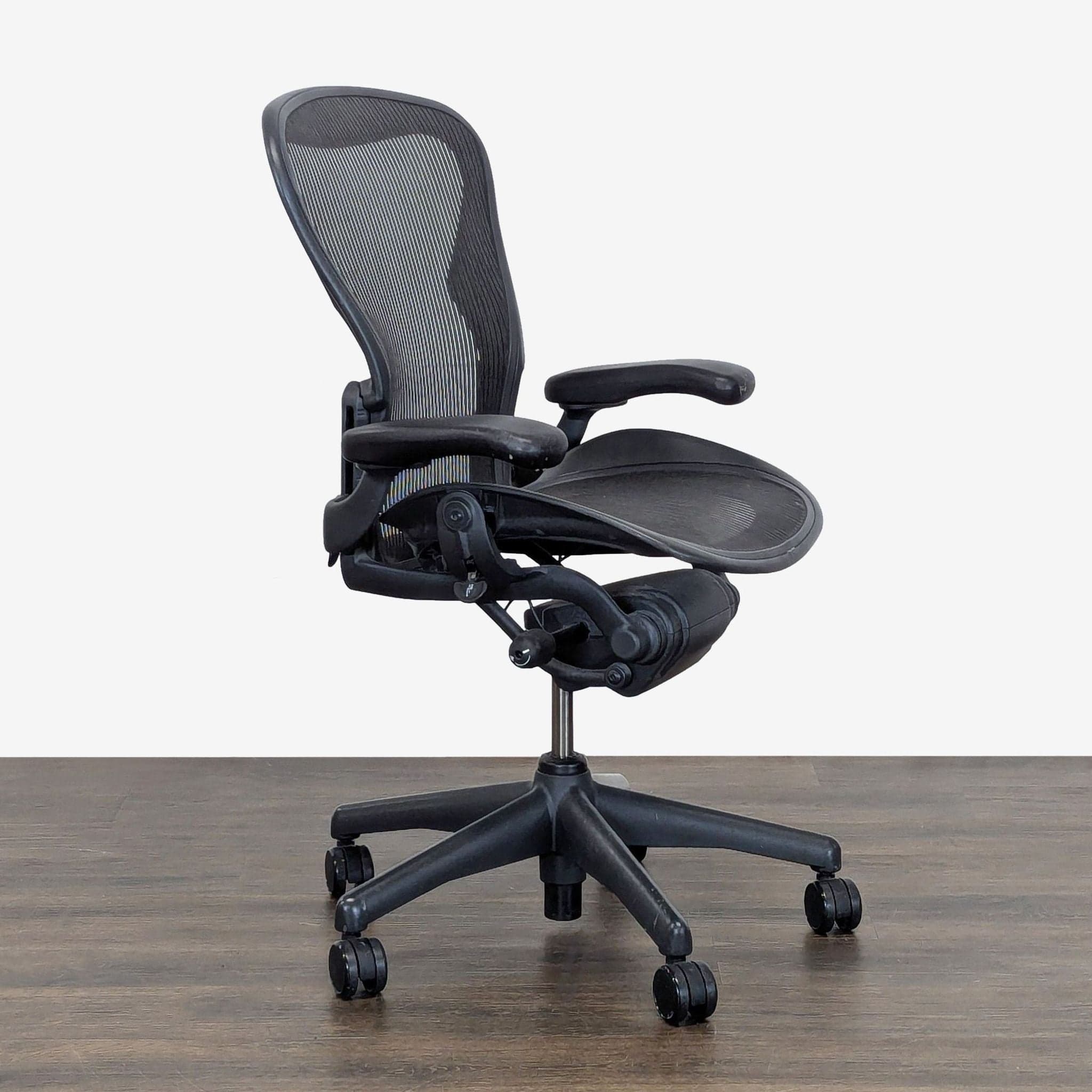 Herman Miller Aeron Ergonomic Office Chair – Carbon Mesh, Adjustable Arms - Thumbnail 2