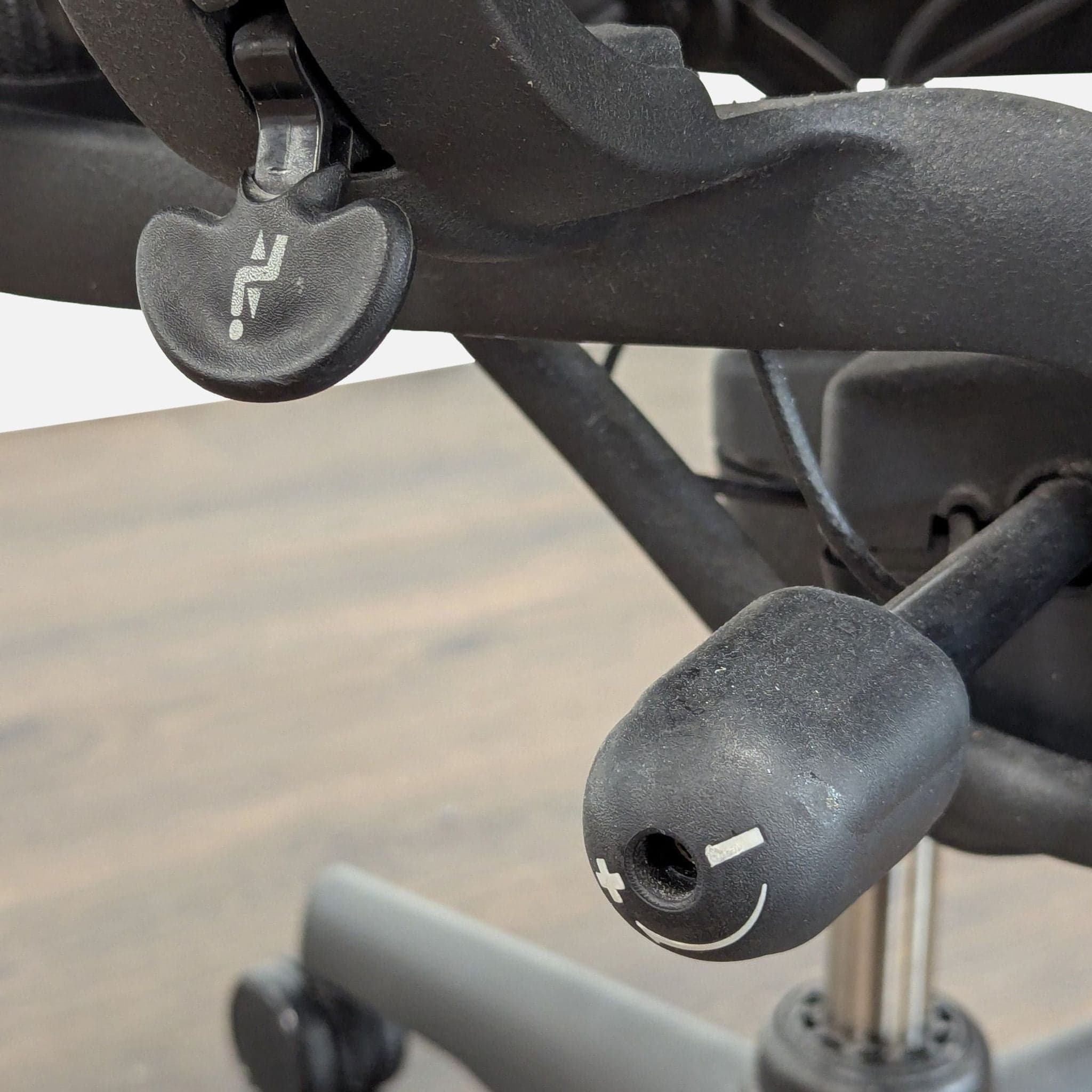 Herman Miller Aeron Ergonomic Office Chair – Carbon Mesh, Adjustable Arms - Thumbnail 5