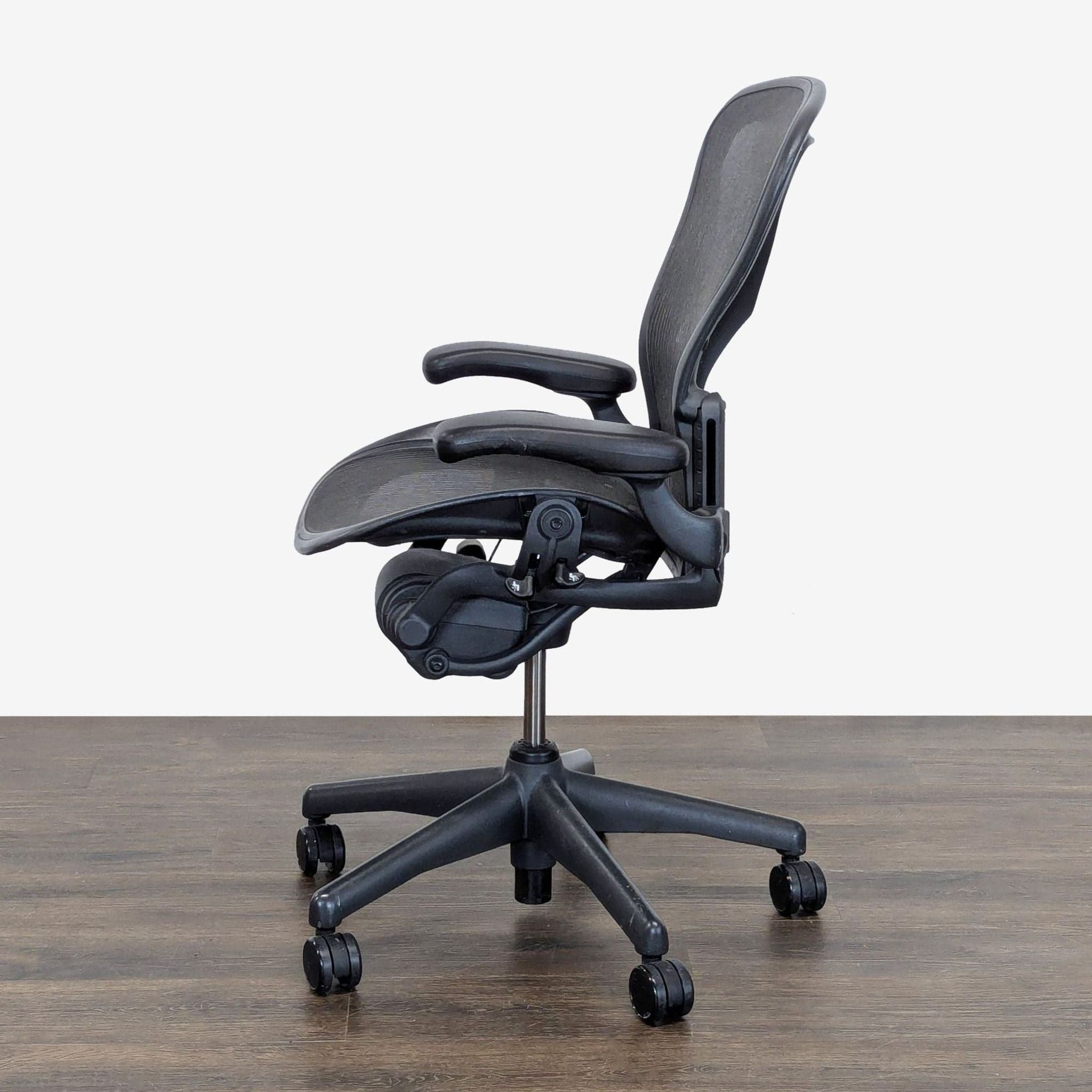 Herman Miller Aeron Ergonomic Office Chair – Carbon Mesh, Adjustable Arms - Thumbnail 10