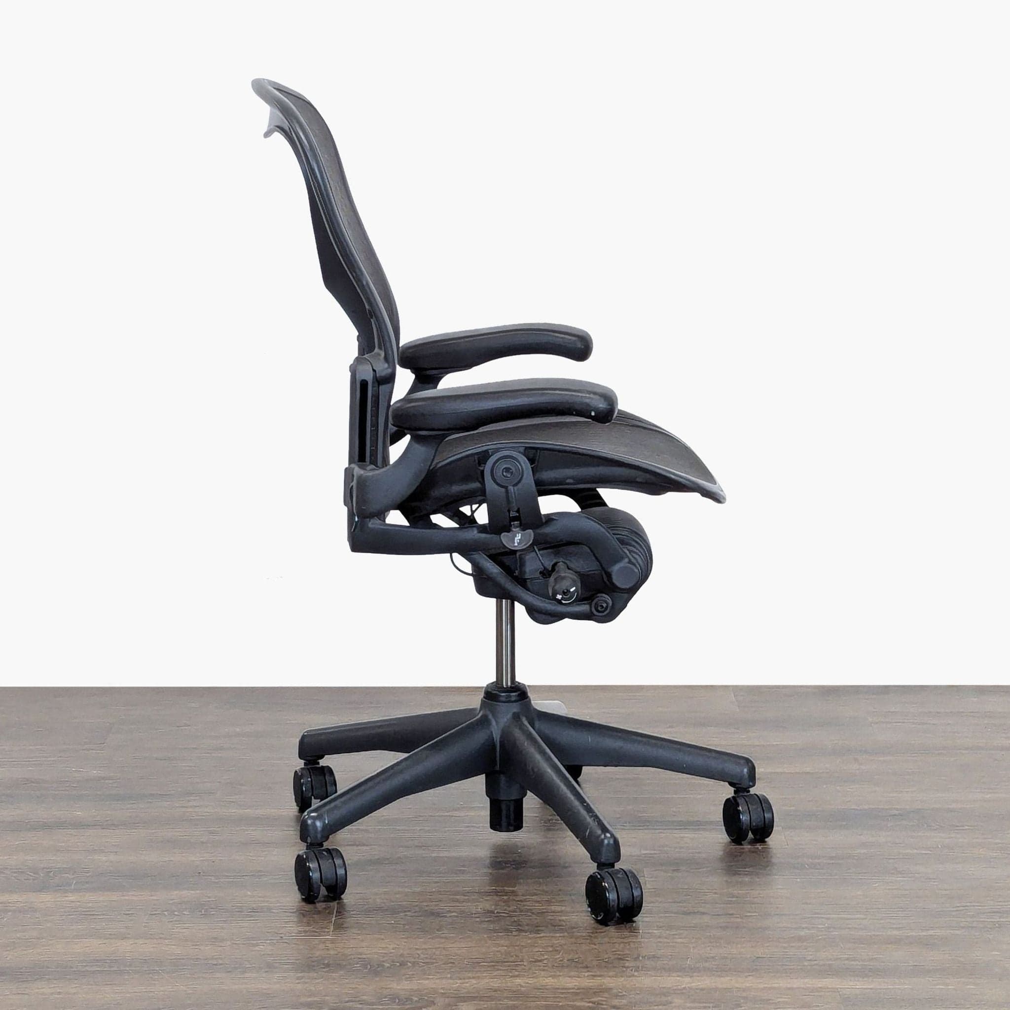 Herman Miller Aeron Ergonomic Office Chair – Carbon Mesh, Adjustable Arms - Thumbnail 8