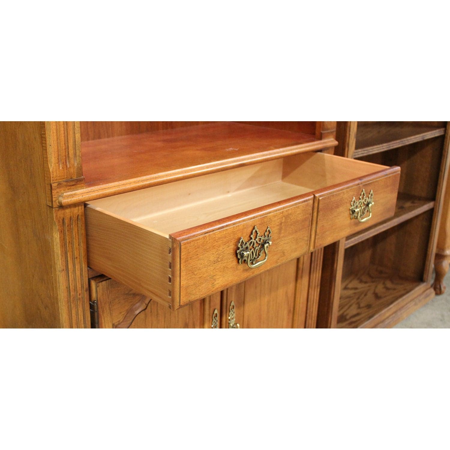 Thomasville Display Shelf w/Cabinet - Thumbnail 5