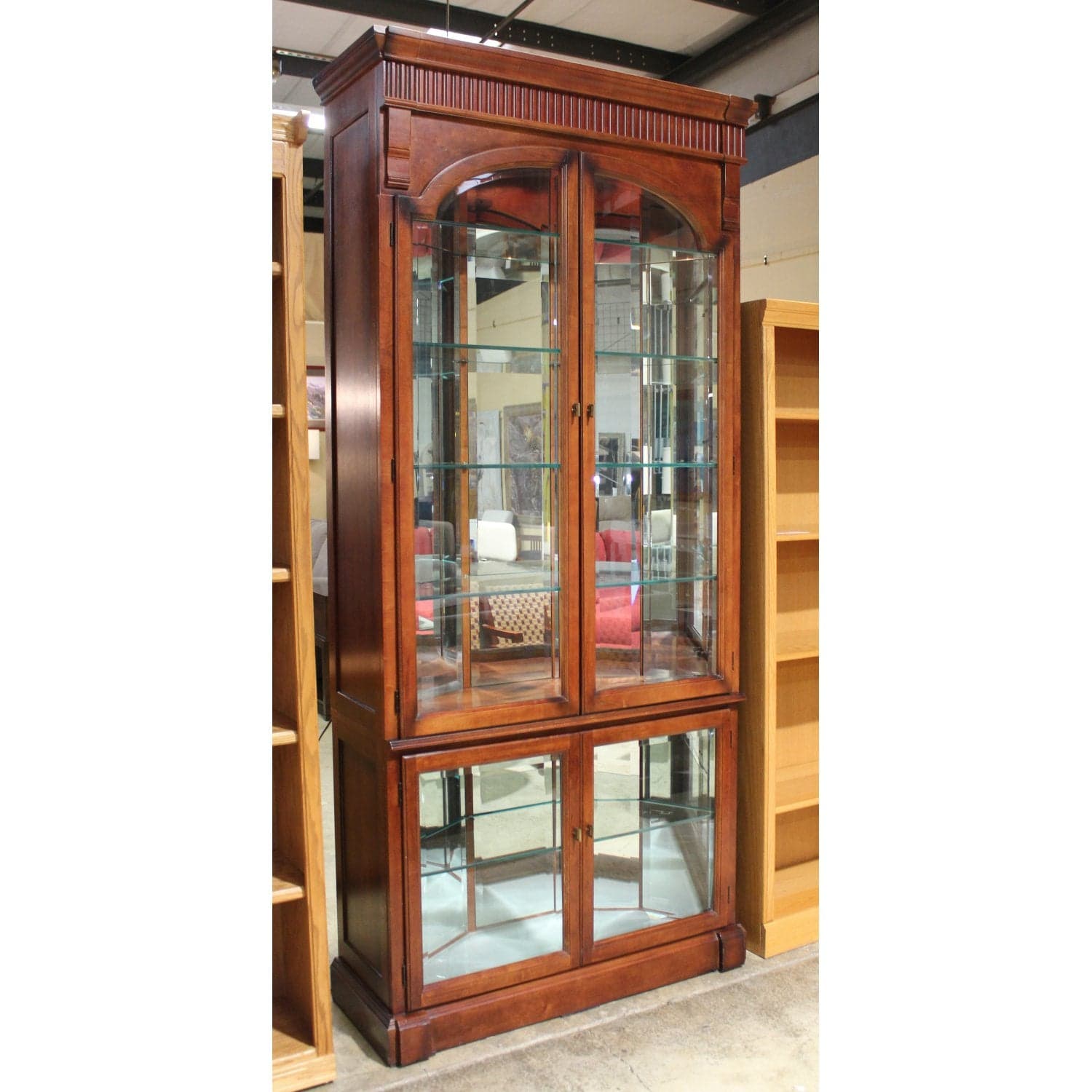 Pulaski 2pc. Curio Cabinet w/Curved Mirrored Back - Thumbnail 2