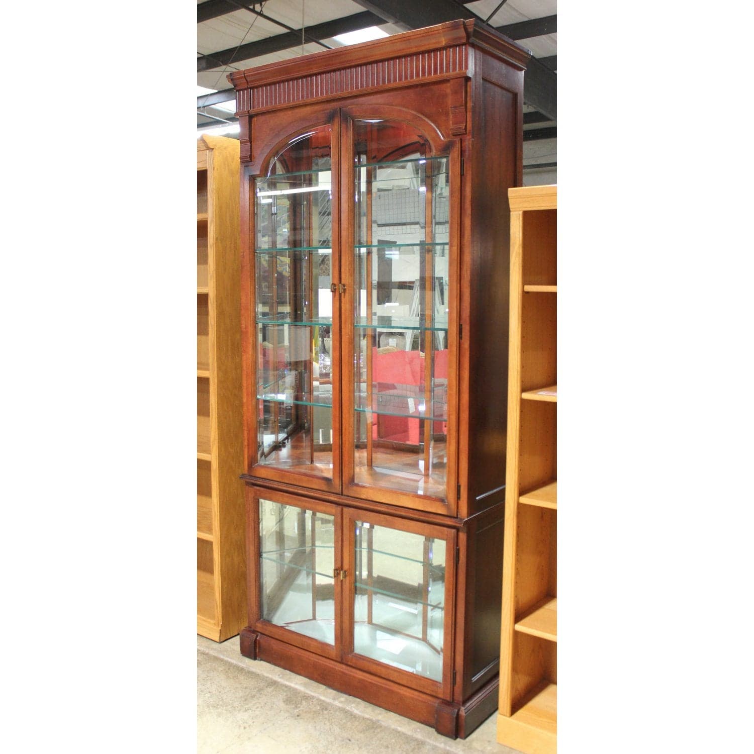 Pulaski 2pc. Curio Cabinet w/Curved Mirrored Back - Thumbnail 3