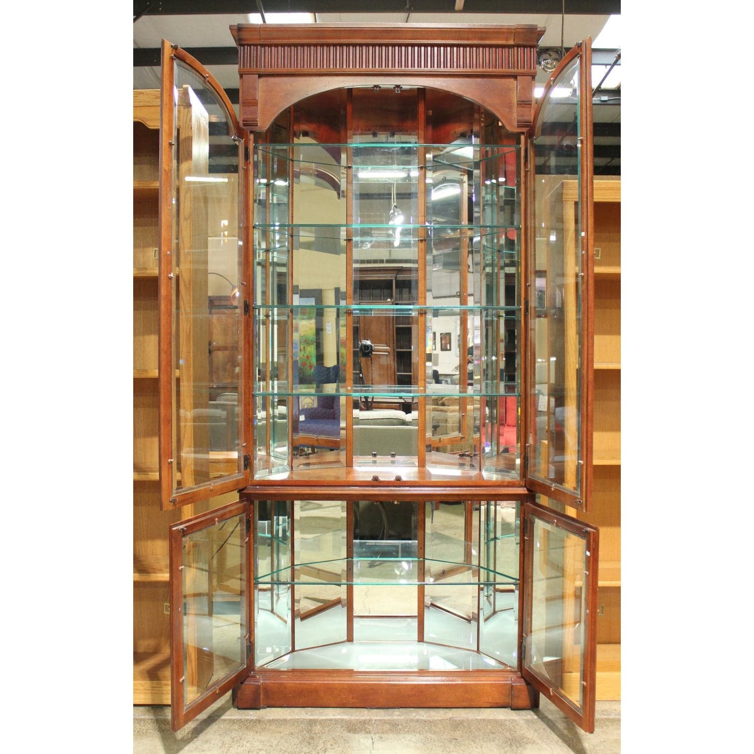 Pulaski 2pc. Curio Cabinet w/Curved Mirrored Back - Thumbnail 4