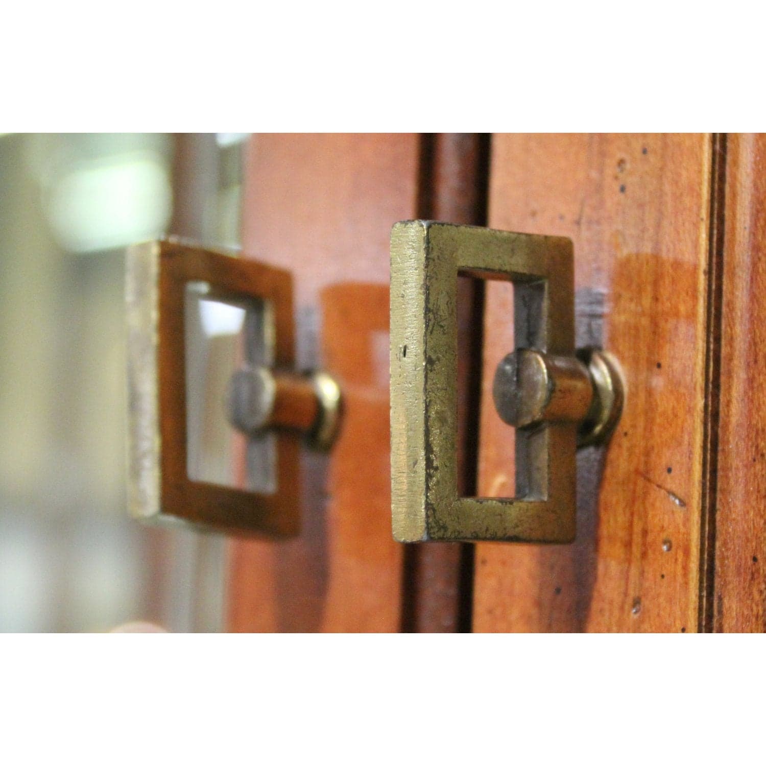 Pulaski 2pc. Curio Cabinet w/Curved Mirrored Back - Thumbnail 5