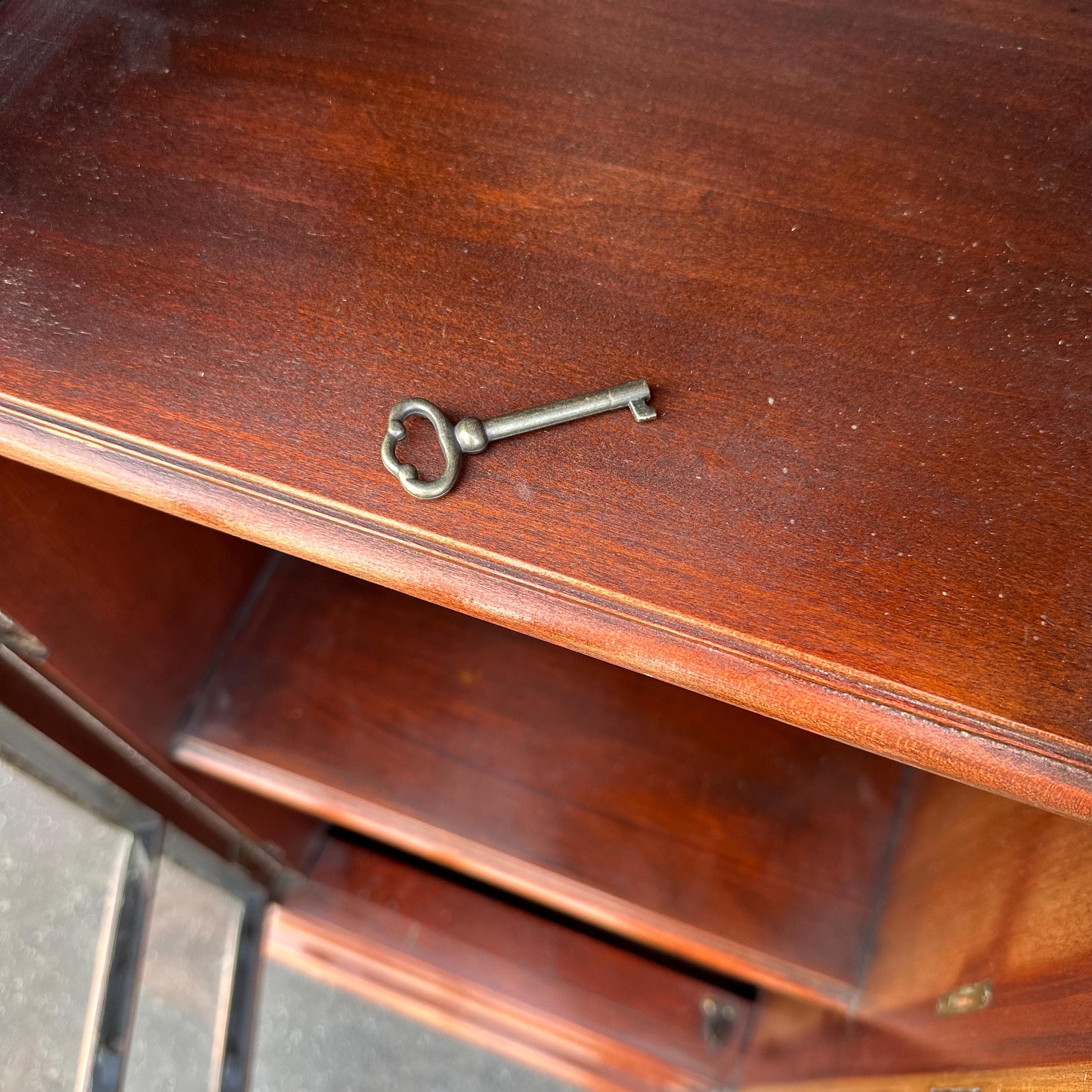 Vintage Mahogany Hutch by Mount Airy - 24 Bubble Glass Panel Doors, Skeleton Key, Display Cabinet - Thumbnail 4