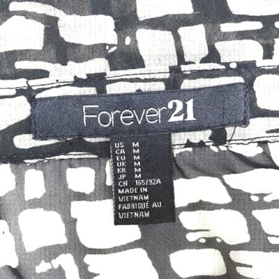 Forever 21 Black Cream Print Blouse Medium Button-Down Sleeveless Lightweight - Thumbnail 4