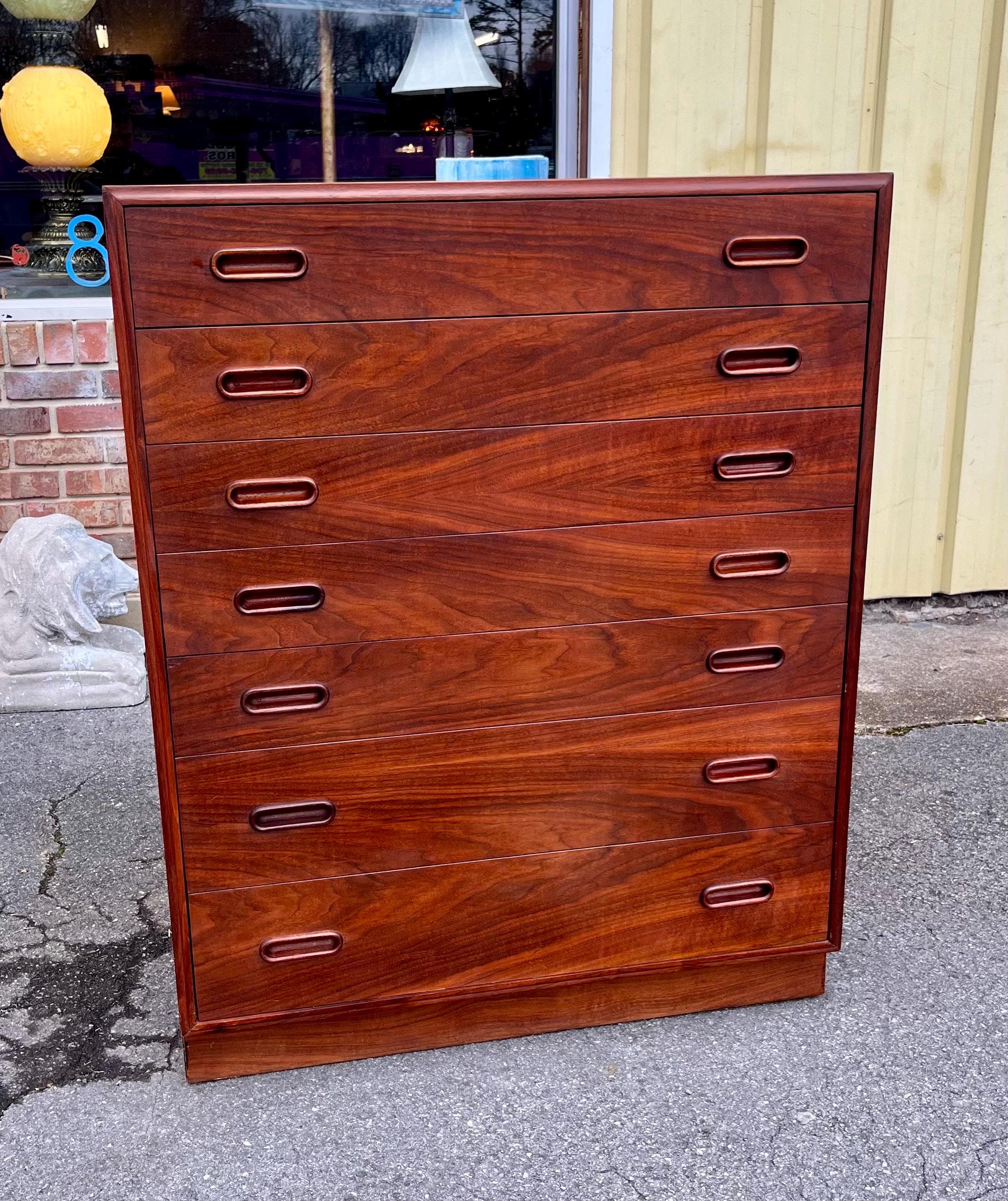Founders MCM Walnut Chest of Drawers - Danish Style - Thumbnail 3
