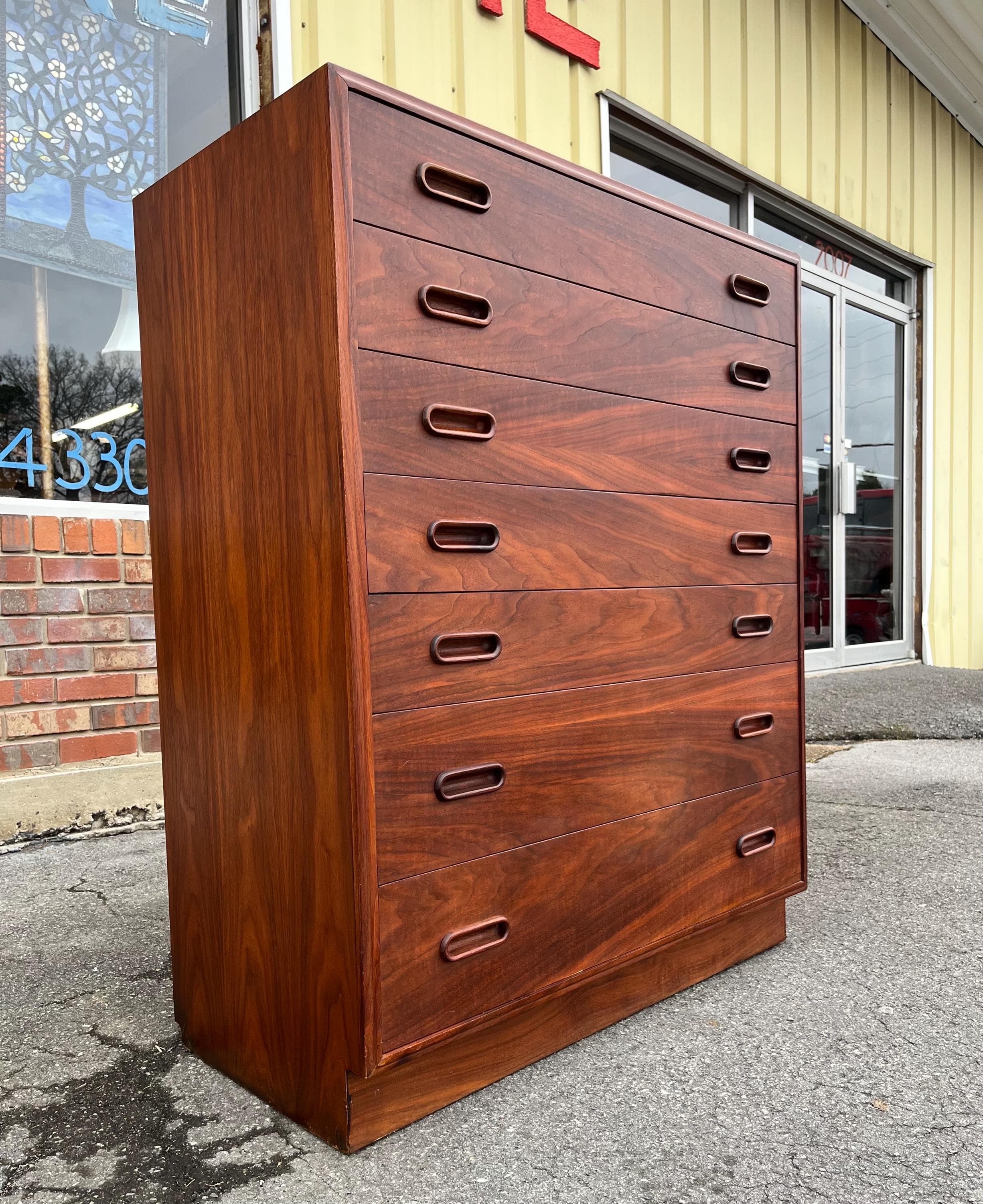 Founders MCM Walnut Chest of Drawers - Danish Style - Thumbnail 8