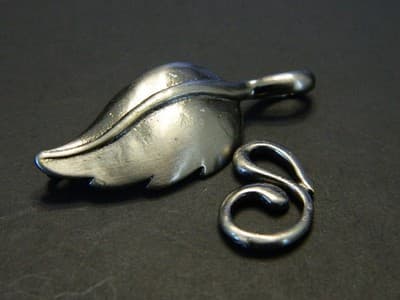 33MM Brushed Silver Floral Leaf Toggle & Tbar - Silver/Silvery Toned Toggle - Image 1