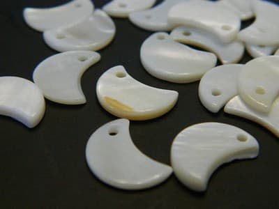 13MM Crescent Moon Shell Charm Pendant - White Freshwater Shell Crescent Moon - Thumbnail 4