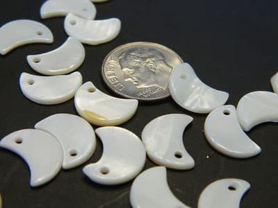 13MM Crescent Moon Shell Charm Pendant - White Freshwater Shell Crescent Moon - Thumbnail 2